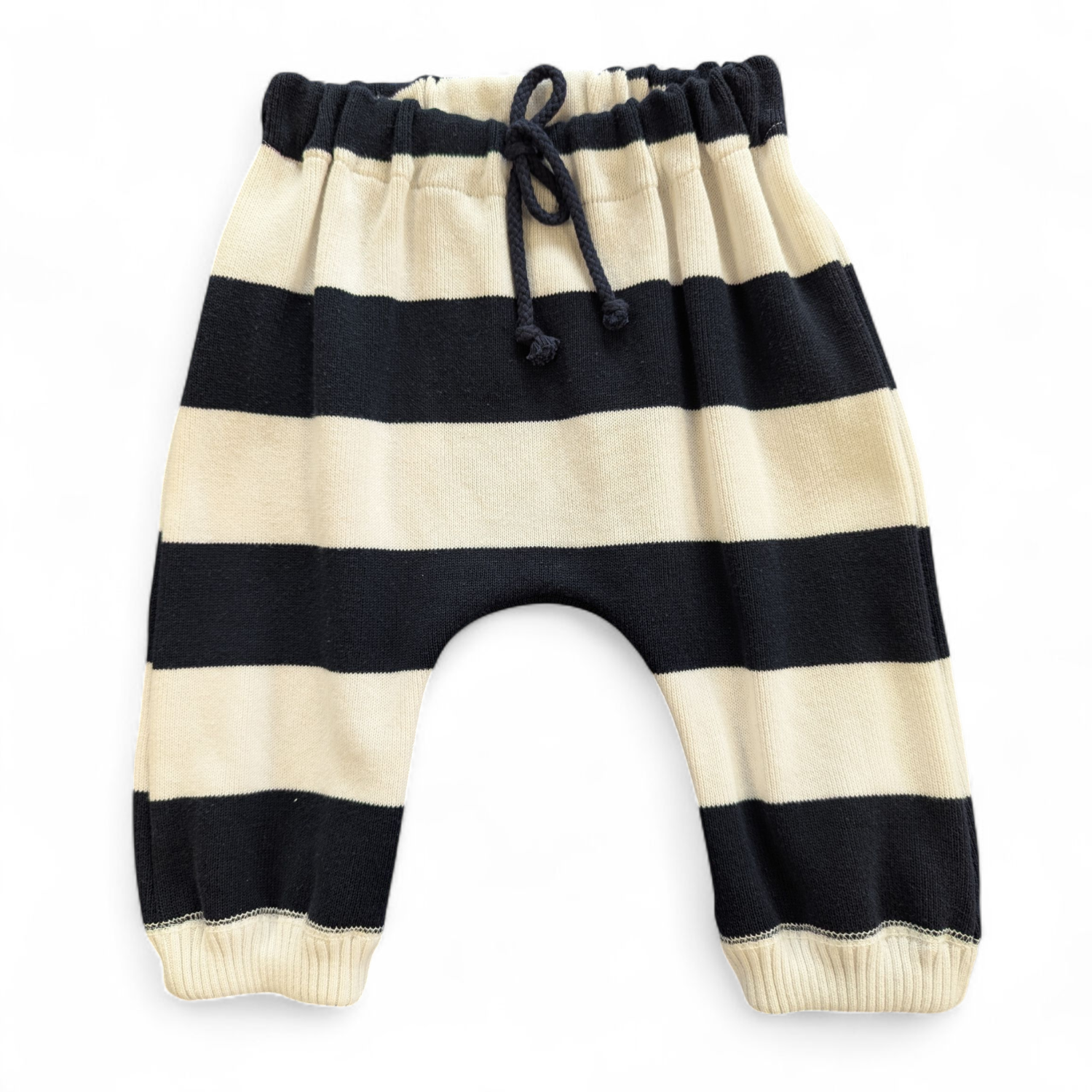 Erstlingshose aus blau-weiss gestreiftem Feinstrick