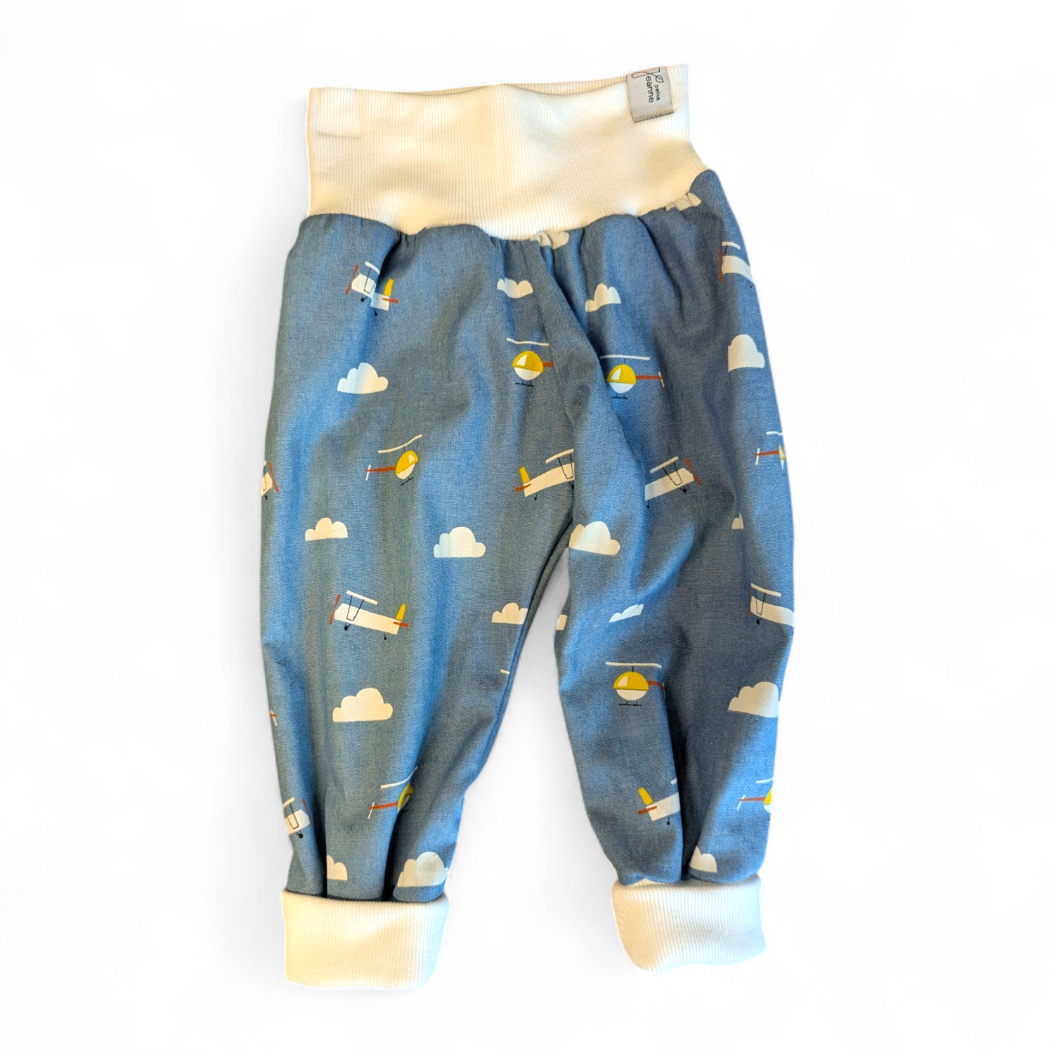 Helle Jeanshose mit kleinen Flugzeugen und Helikoptern