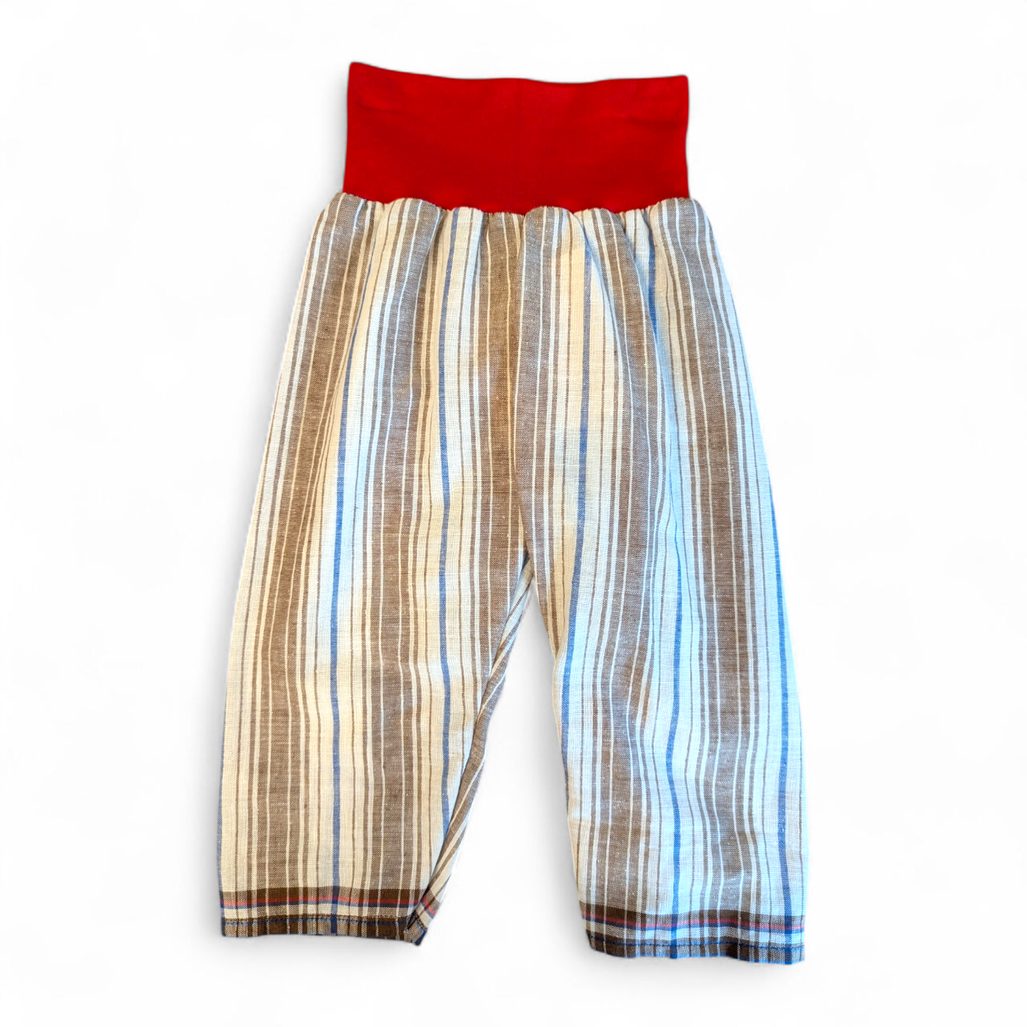 Upcycling Kinderhose aus einer Leinenbluse mit braunen und blauen Streifen 