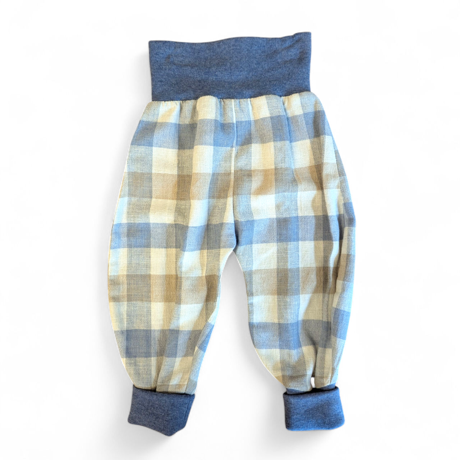 Blau-beige karierte Babyhose aus einem Herrenhemd