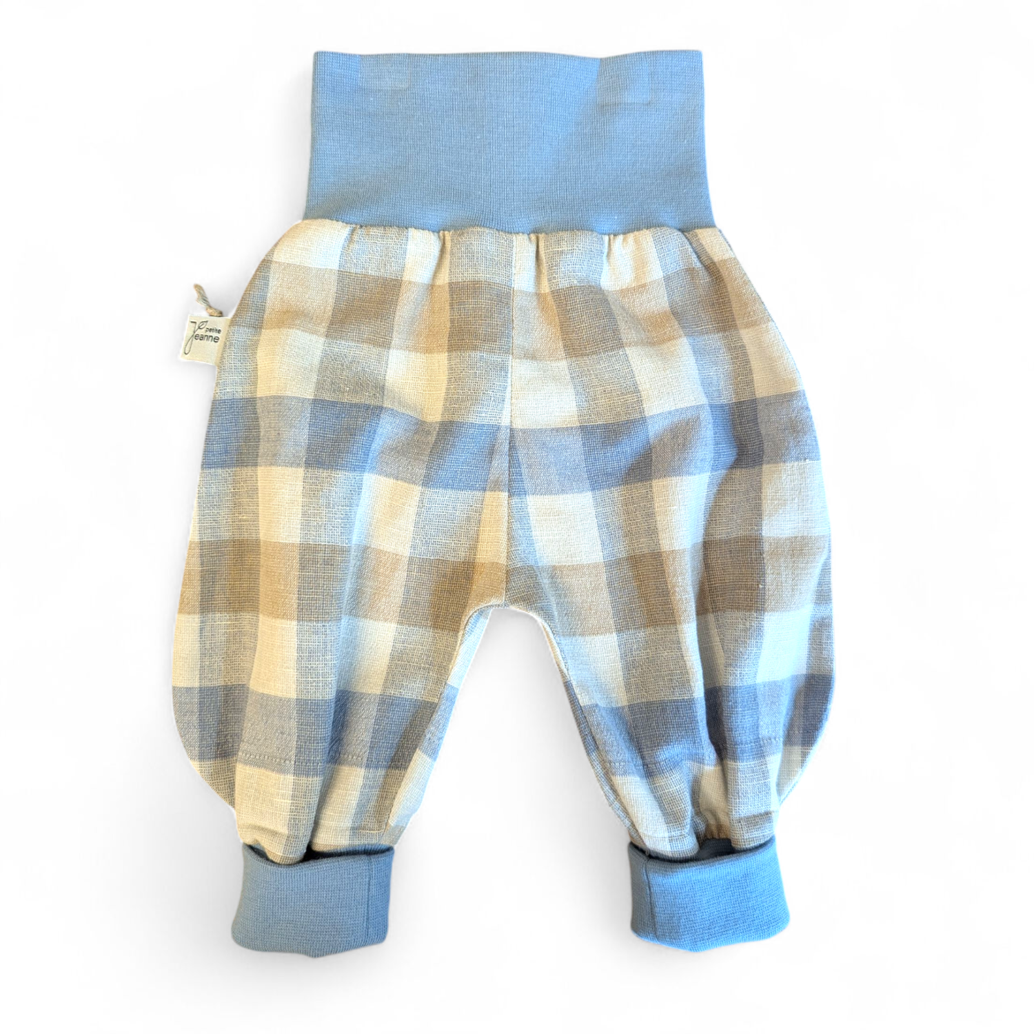 Babyhose aus einem blau-beige karierten Herrenhemd