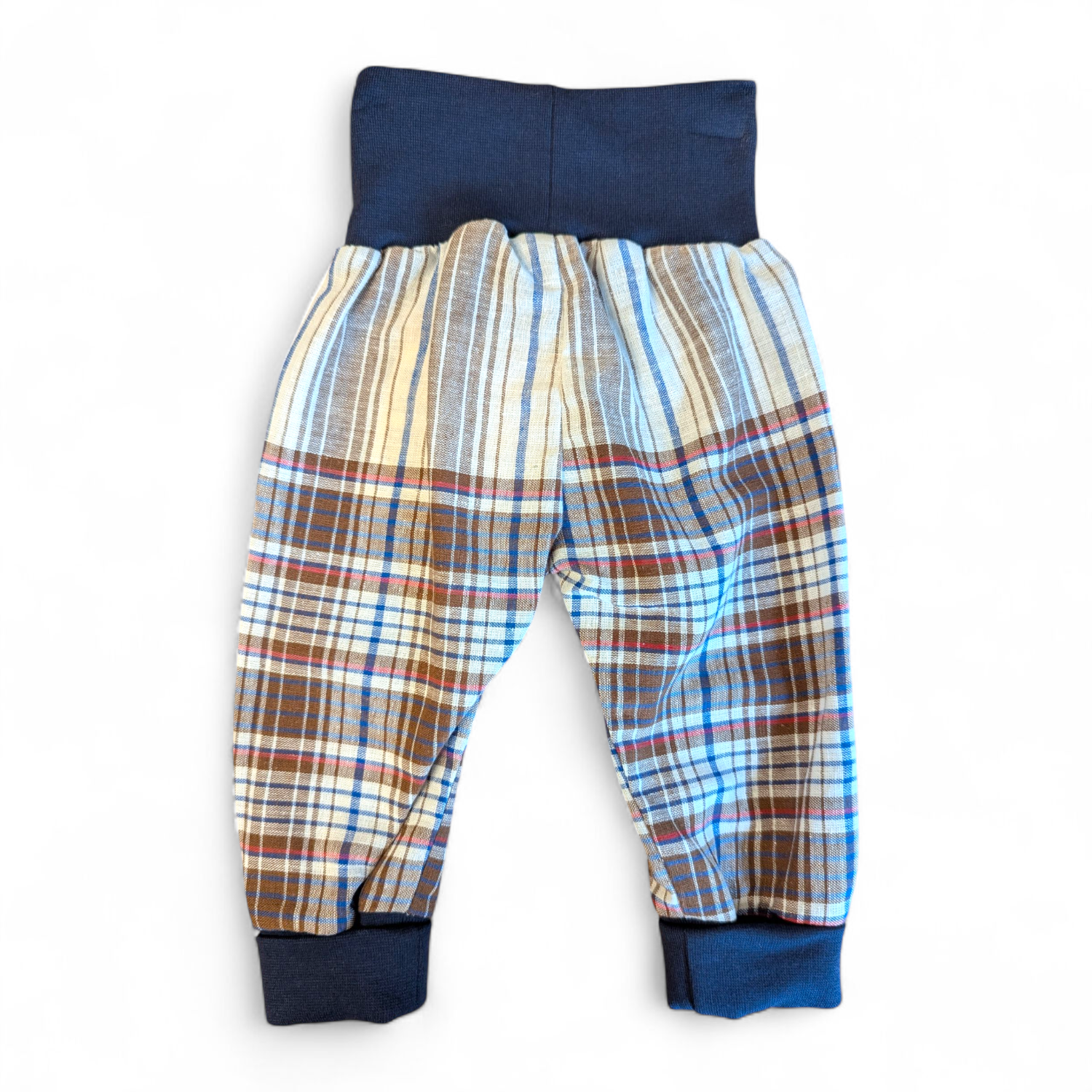 Karierte upcycling Kinderhose aus einer Leinenbluse