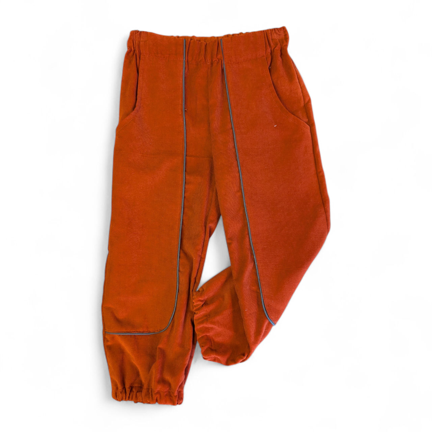 Hose aus Feincord in rostrot mit aufgesetzten, extralangen Taschen