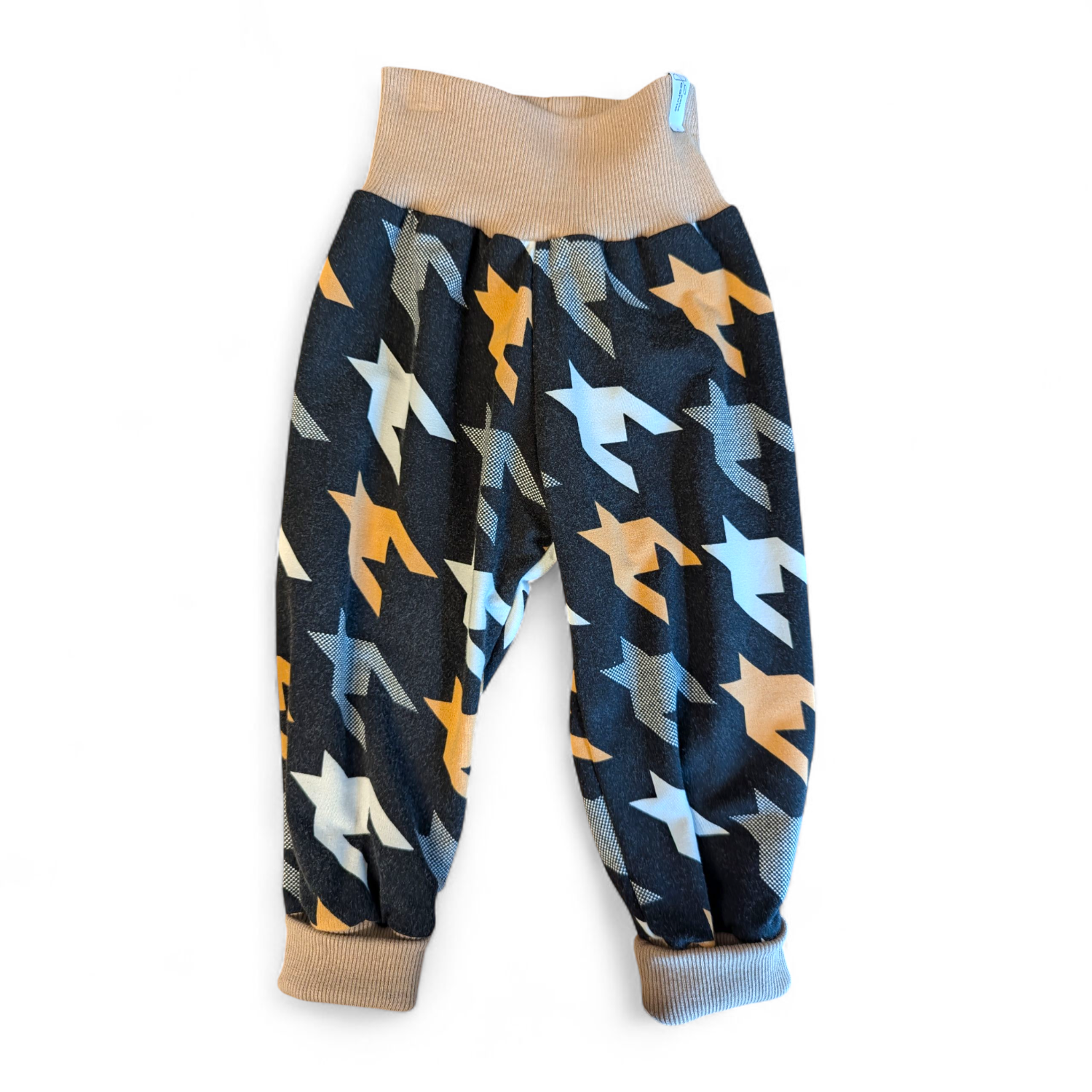 Damenpullover wurde umgenäht in einen Babyhose 