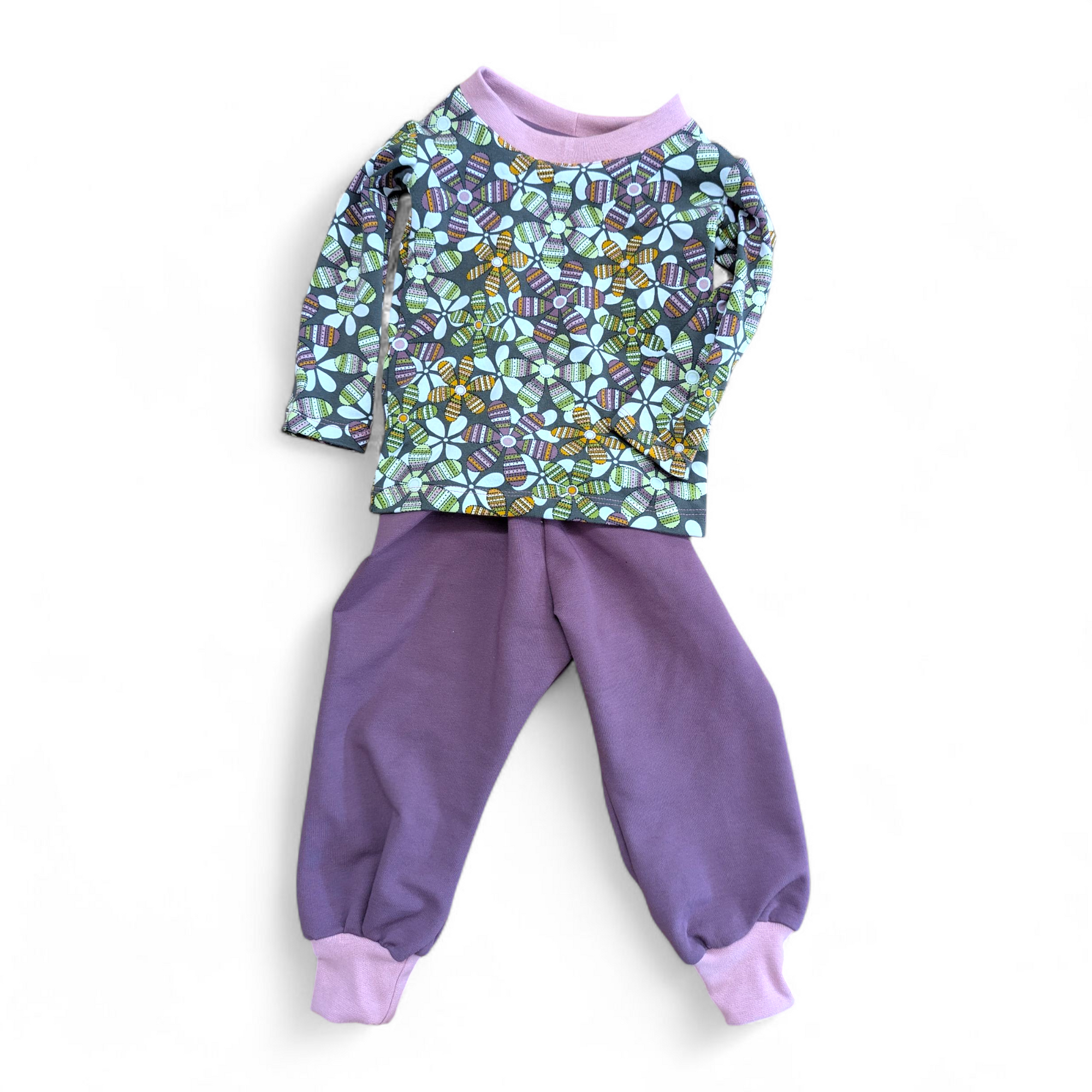 Outfit-Set aus Shirt und Hose in violett