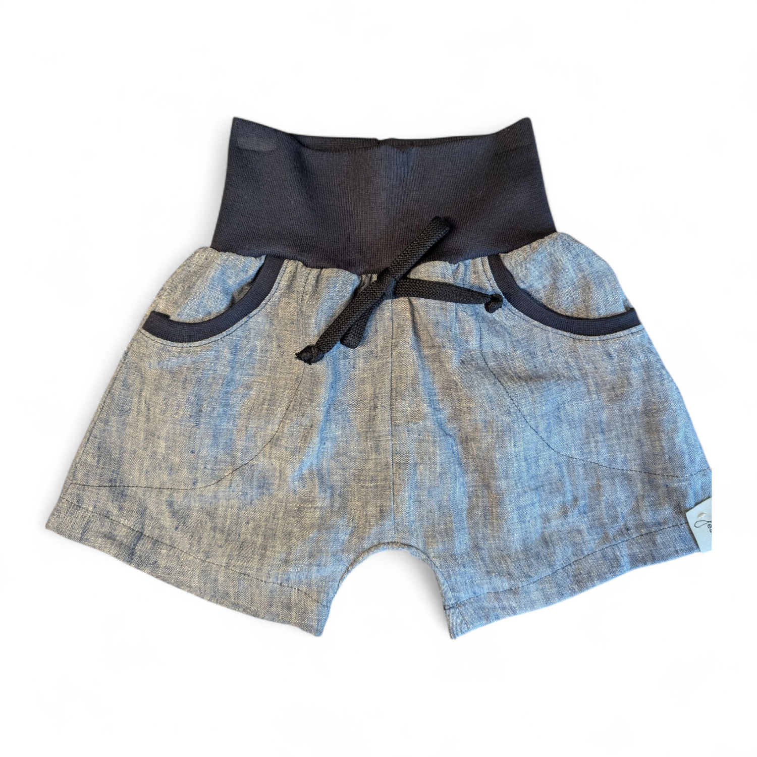 Kurze Hose aus blaum Leinen mit dunkelblauen Details 