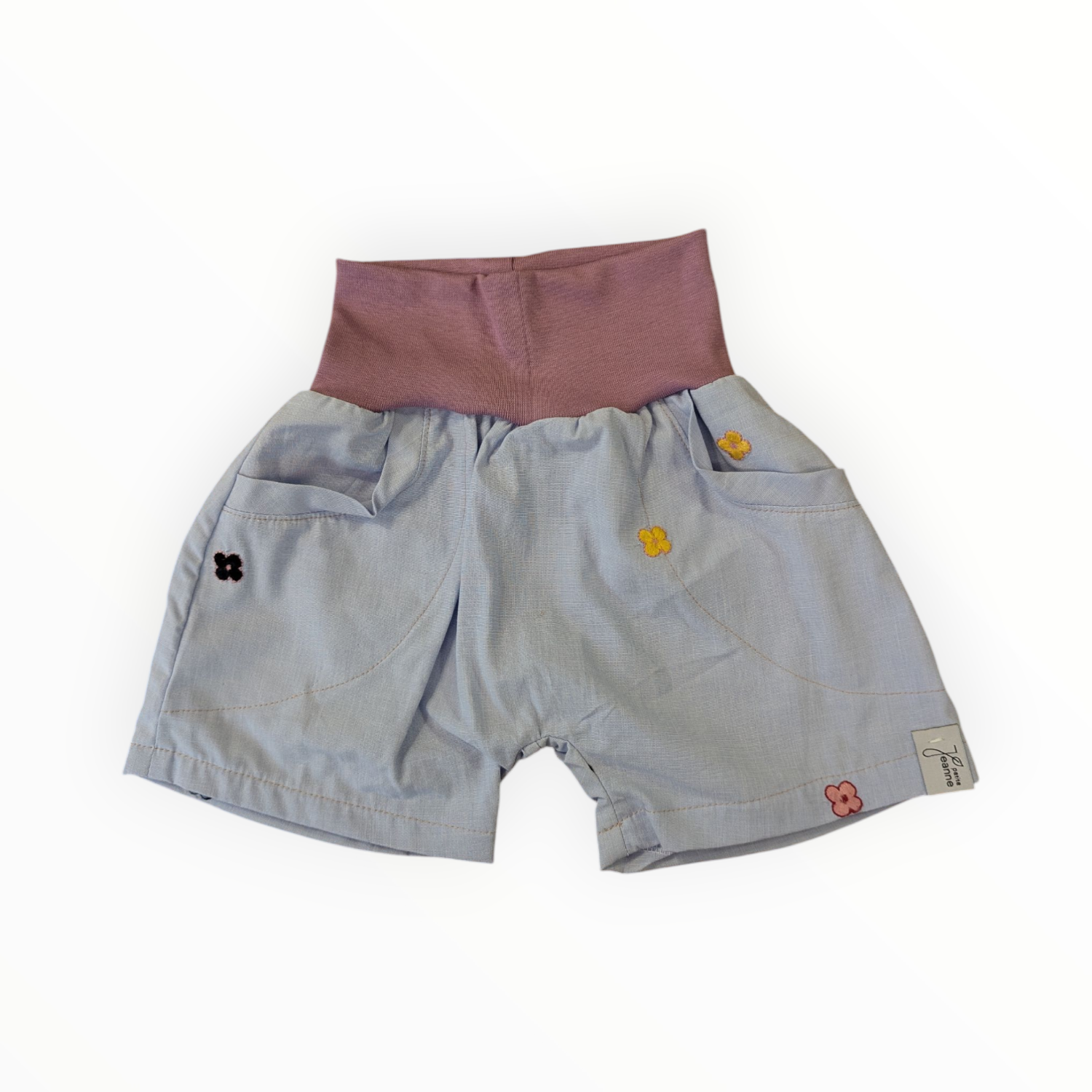 Aus einer hellblauen Damenbluse mit aufgestickten Blüten entstand diese kurze Mädchenhose