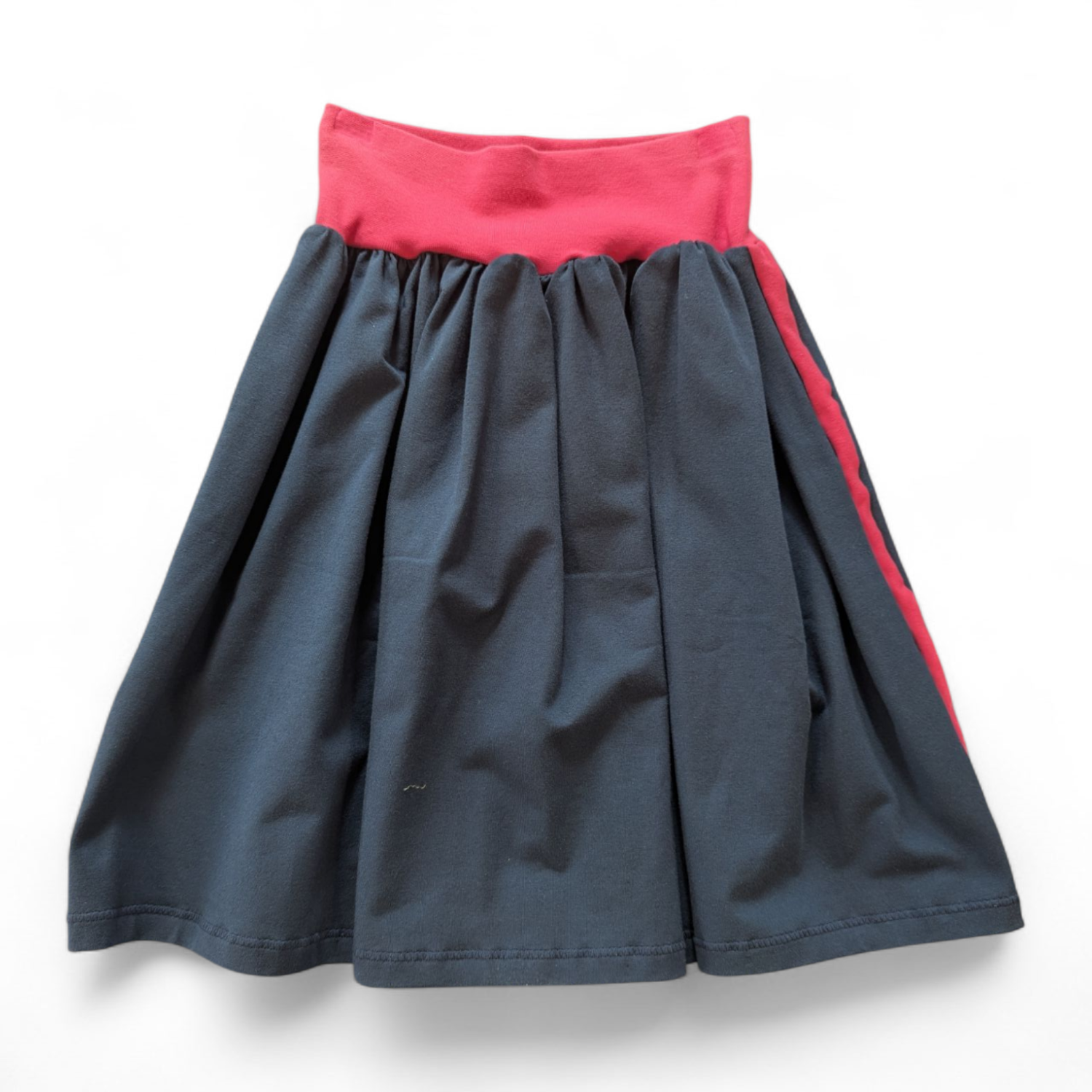 Rock aus Jersey in blau mit pinken Seitenstreifen und Bündchen 