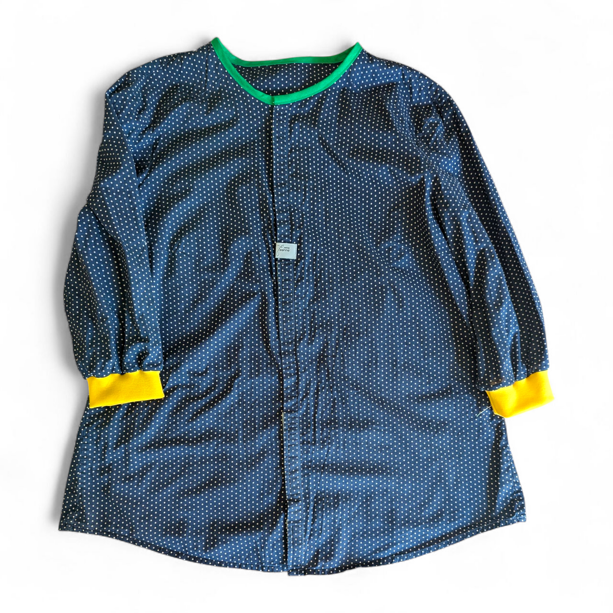 Umgenähte Malschürze aus einem alten Herrenhemd – schlichtes Upcycling für den Kindergarten und die Schule