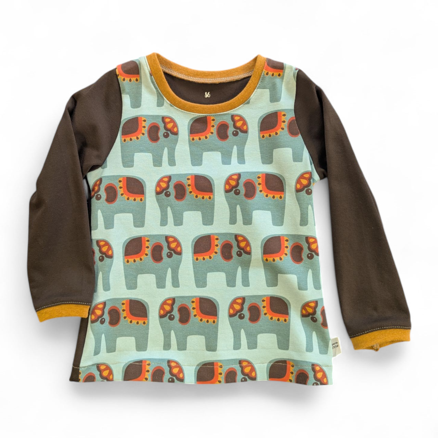 Jersey-Shirt mit braunem Hinterteil und Ärmeln und grauen Elefanten.