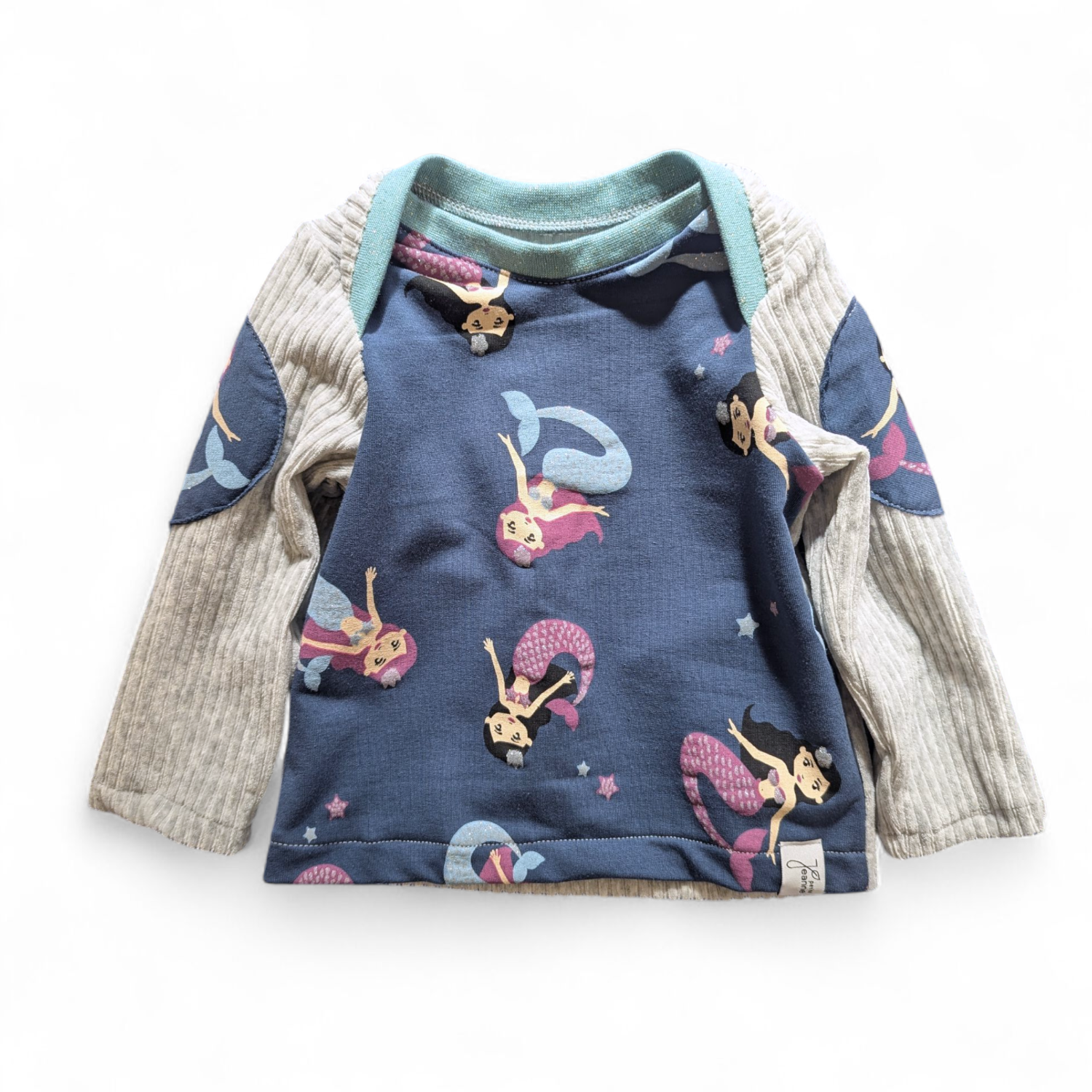 Blau_grauer Mädchenpullover mit kleinen Meerjungfrauen 