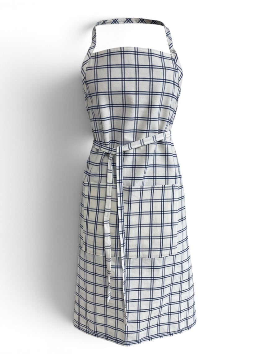 Upcycling Küchenschürze aus einem Bettbezug mit weiss-blauem Karomuster
