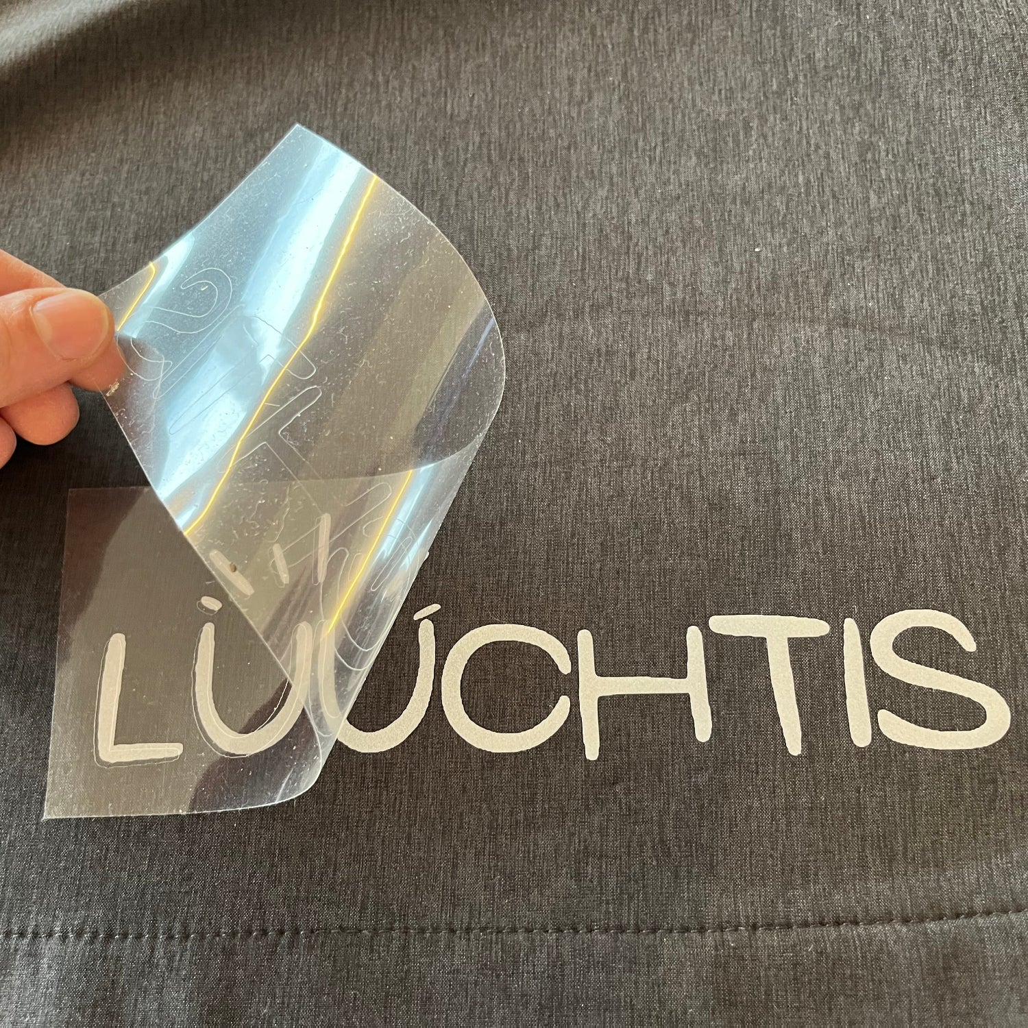 Anbringen der lichtreflektierenden Folie: Vorsichtiges abziehen der Trägerfolie