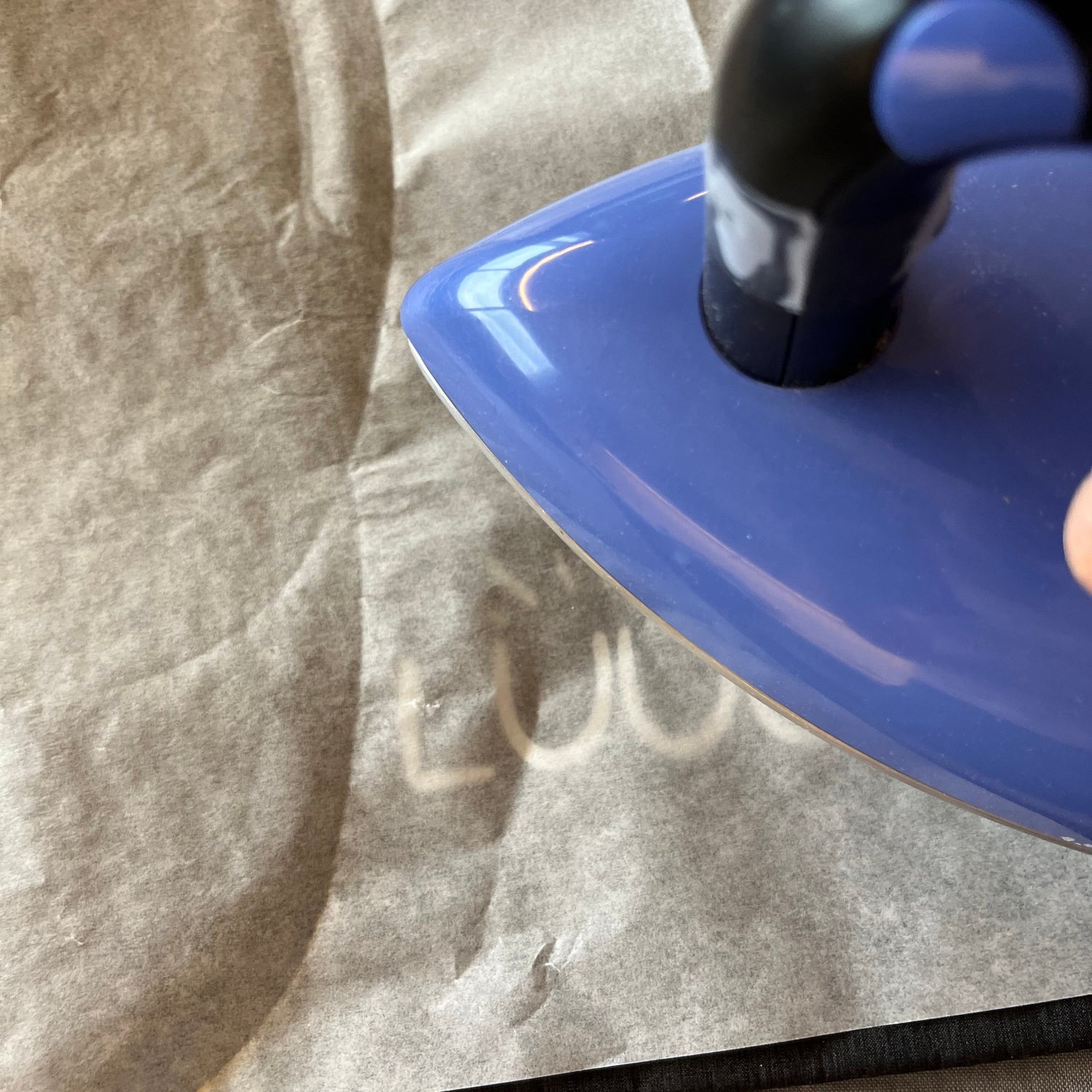 Anbringen der lichtreflektierenden Folie: Auspressen mit dem Bügeleisen