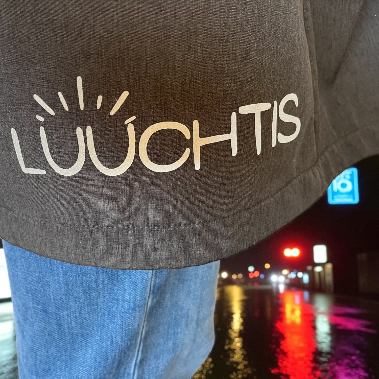 Bei Dunkelheit und Nässe sieht man Personen mit einem Lüüchti besser