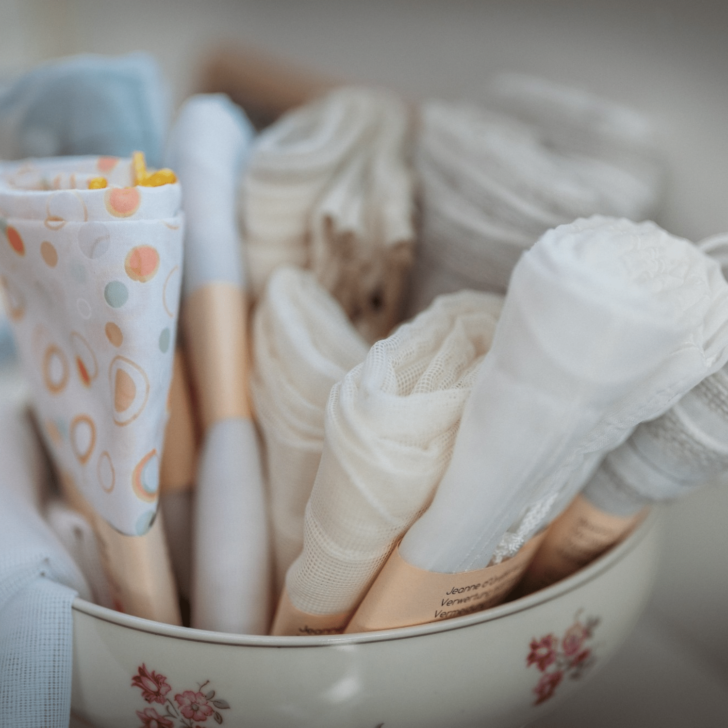 Verschiedene upcycling Gemüsebeutel aus Vorhangstoffen sind in einer alten Suppenschüssel arrangiert