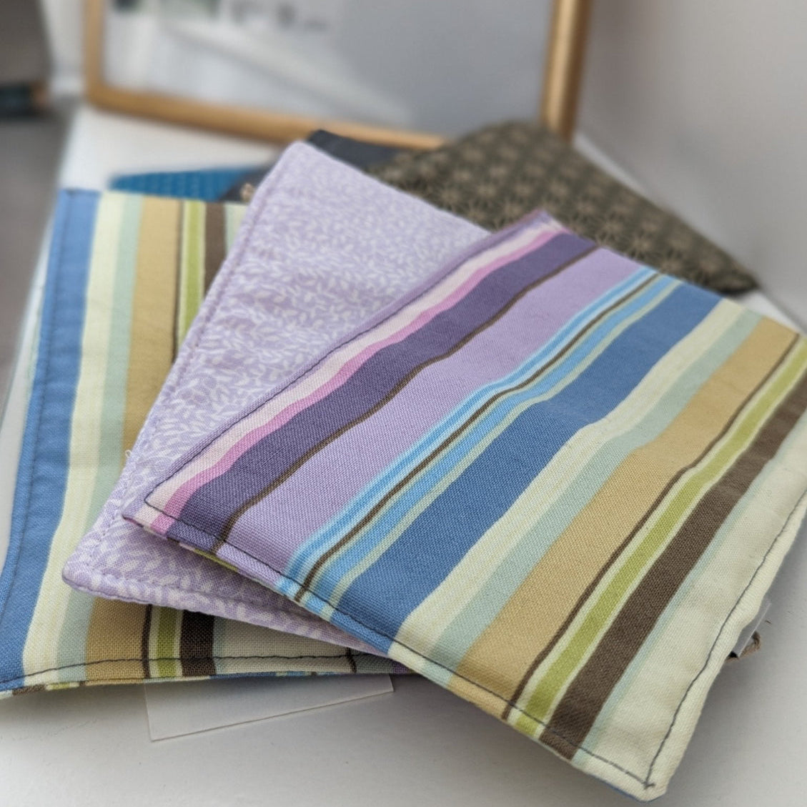 Stimmungsbild mit einem kleinen Stapel Sitzgurtpolster