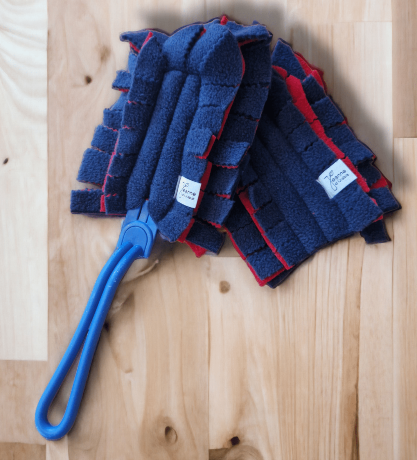 Upcyling Staubwedel  mit passendem Griff liegt auf einem Holztisch