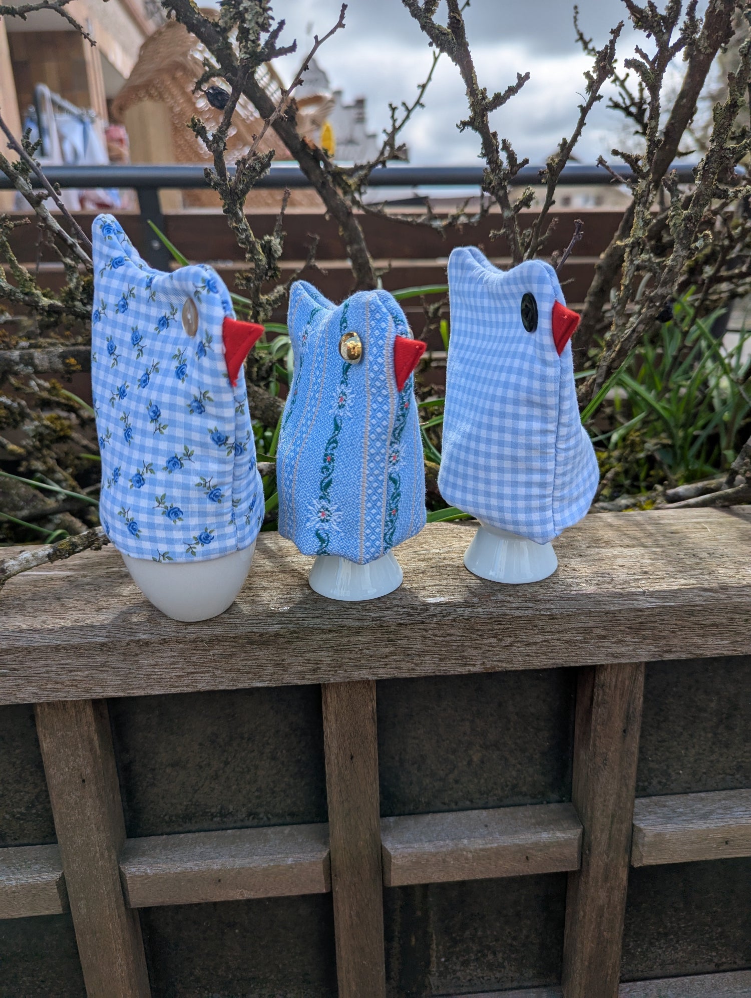 Handgenähte upcycling Eierwärmer in Kükenform aus verschiedenen hellblau gemusterten Stoffen