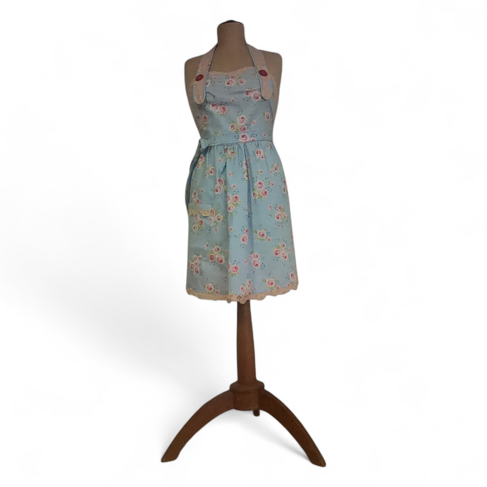 Upcyclking-Kochschürze im verspielten Vintagestil mit Rosen auf hellblauem Grund