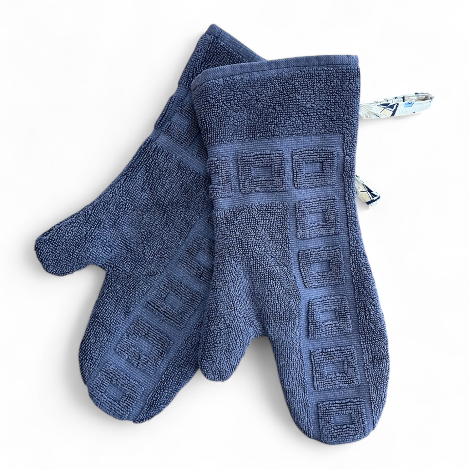 Paar Ofenhandschuhe aus einem umgenähten, dunkelgrauen Badezimmerteppich, gefüttert mit Baumwollstoff mit Seefahrtmotiven