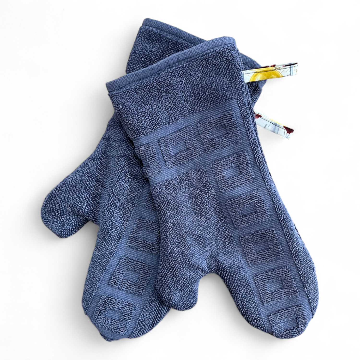 Paar Ofenhandschuhe aus einem umgenähten, grauen Badezimmerteppich, gefüttert mit Baumwollstoff mit Weinglasmotiven