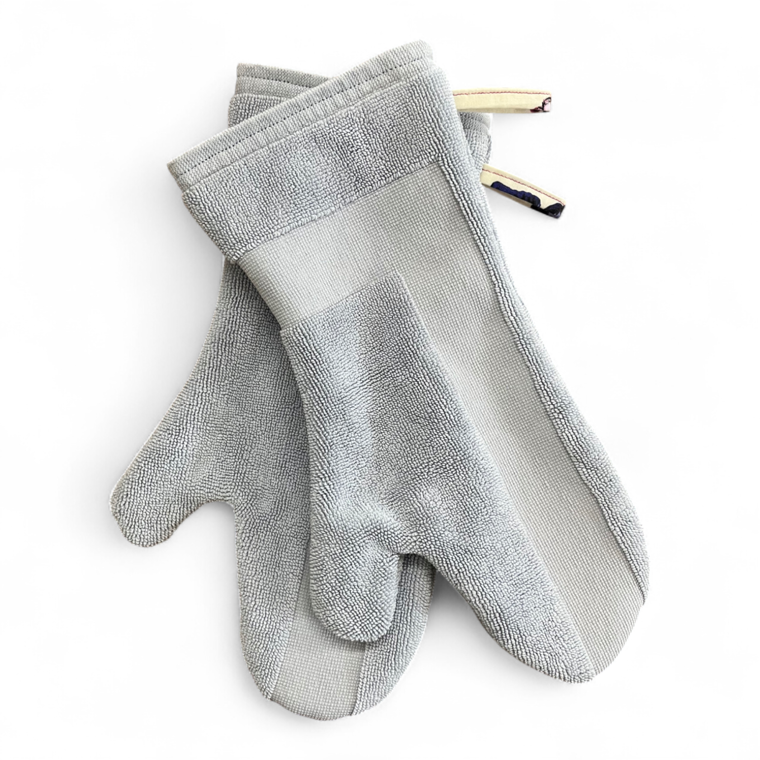 Paar Ofenhandschuhe aus einem umgenähten, hellblauen Badezimmerteppich, gefüttert mit orange-weissem Karostoff