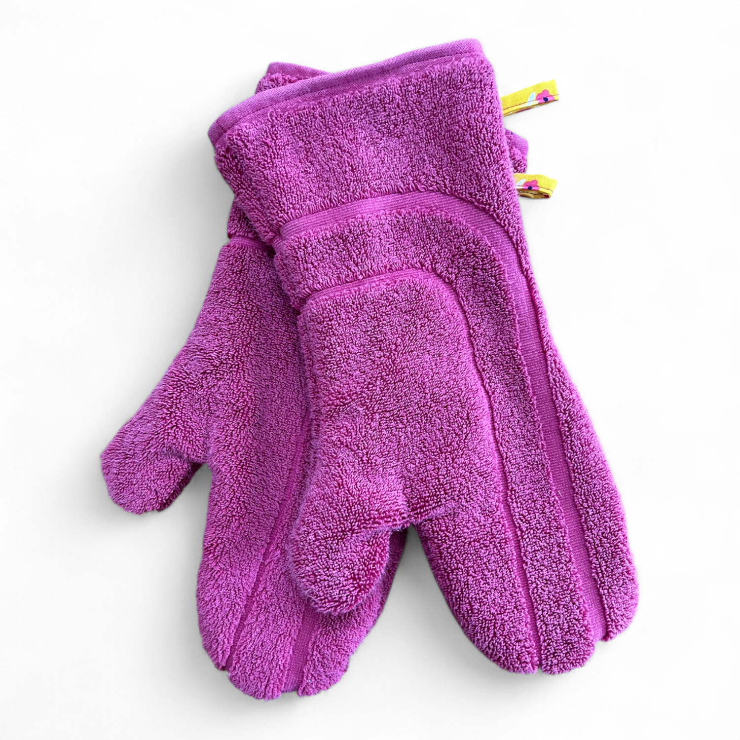 Paar Ofenhandschuhe aus einem umgenähten, pinkfarbenen Badezimmerteppich, gefüttert mit gelbem Blumenmotivstoff