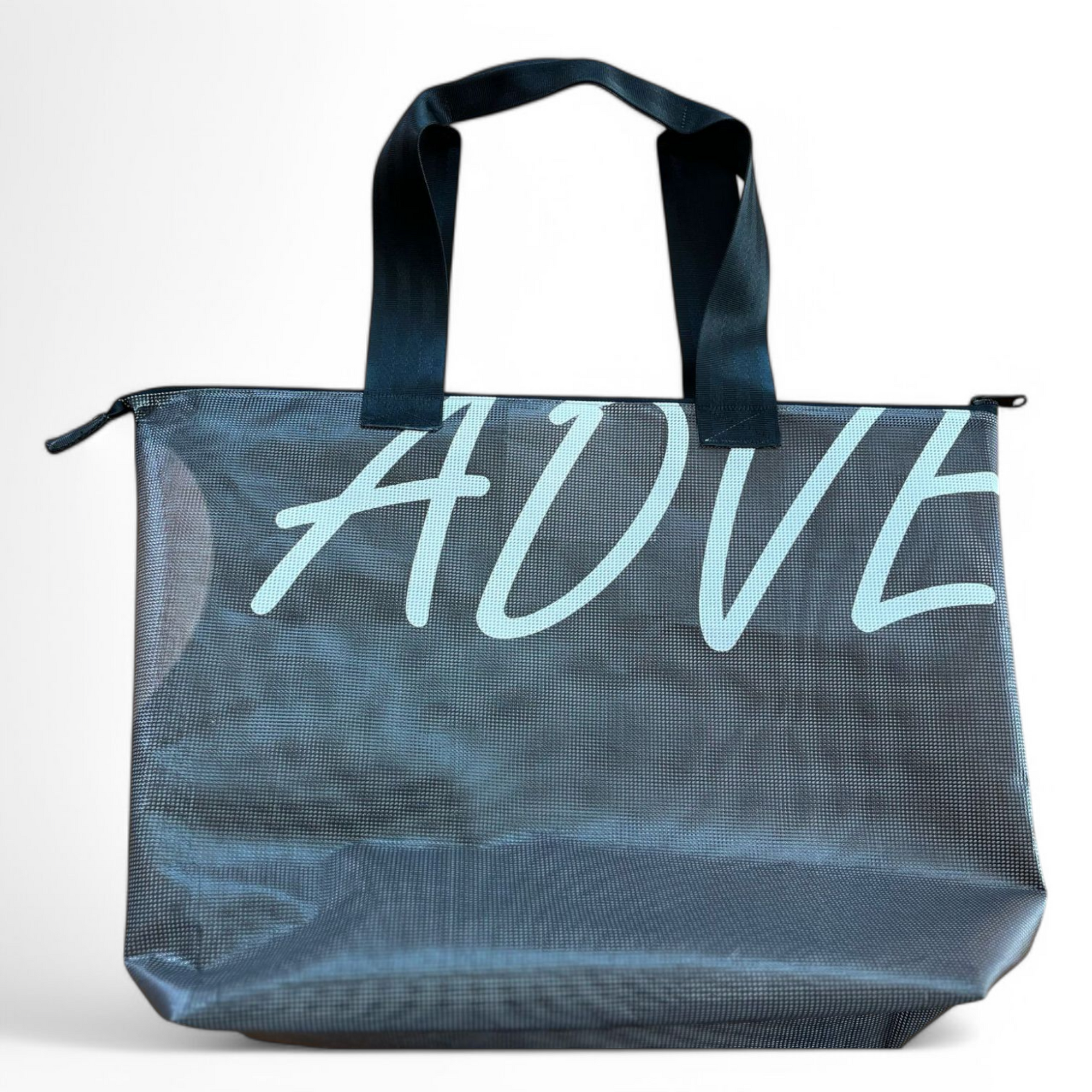 Braune Upcycling-Schultertasche mit Schriftausschnitt in weiss