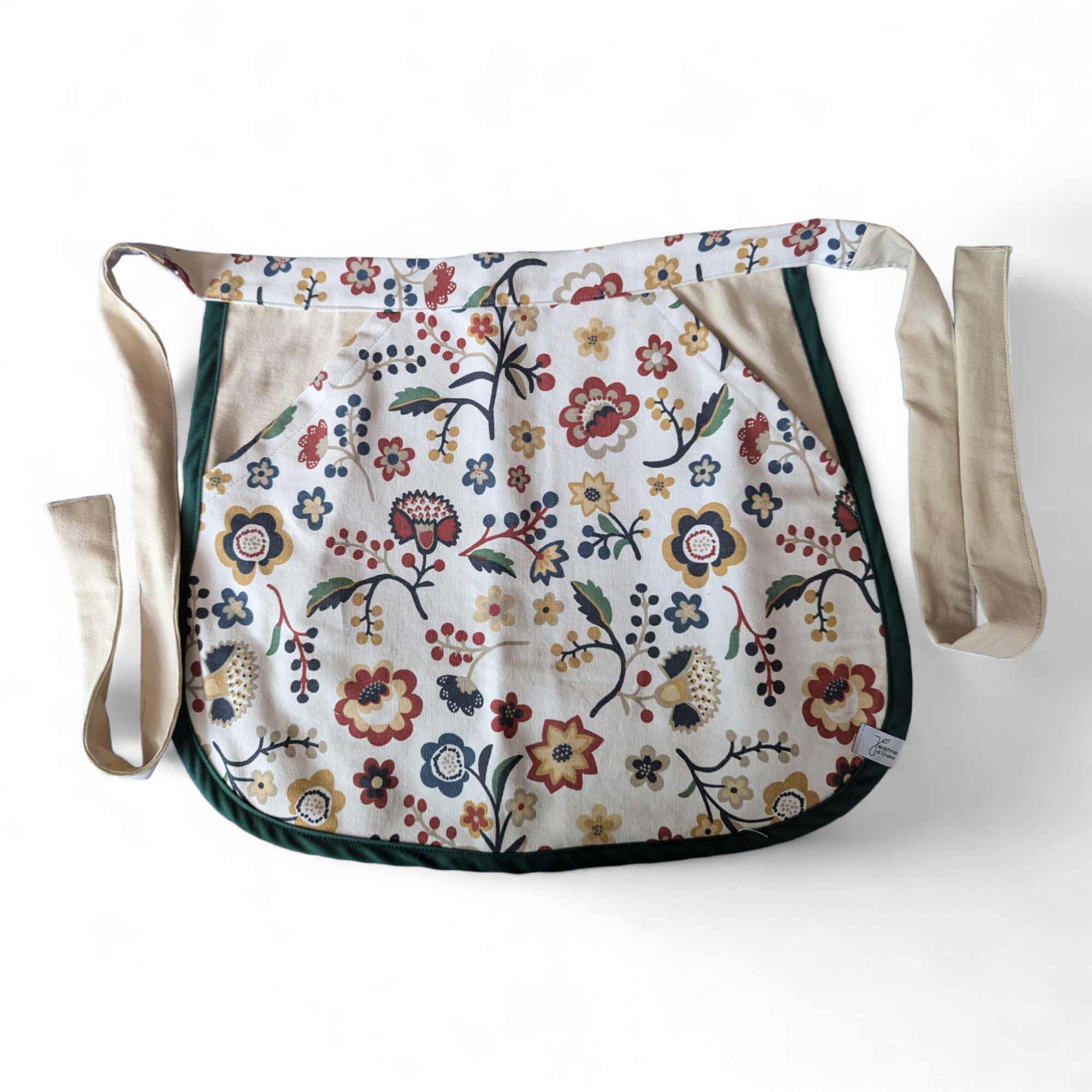 Upcycling-Chlämmerlisack mit Blumen und Beeren auf hellem Grund