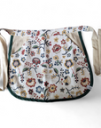 Upcycling-Chlämmerlisack mit Blumen und Beeren auf hellem Grund