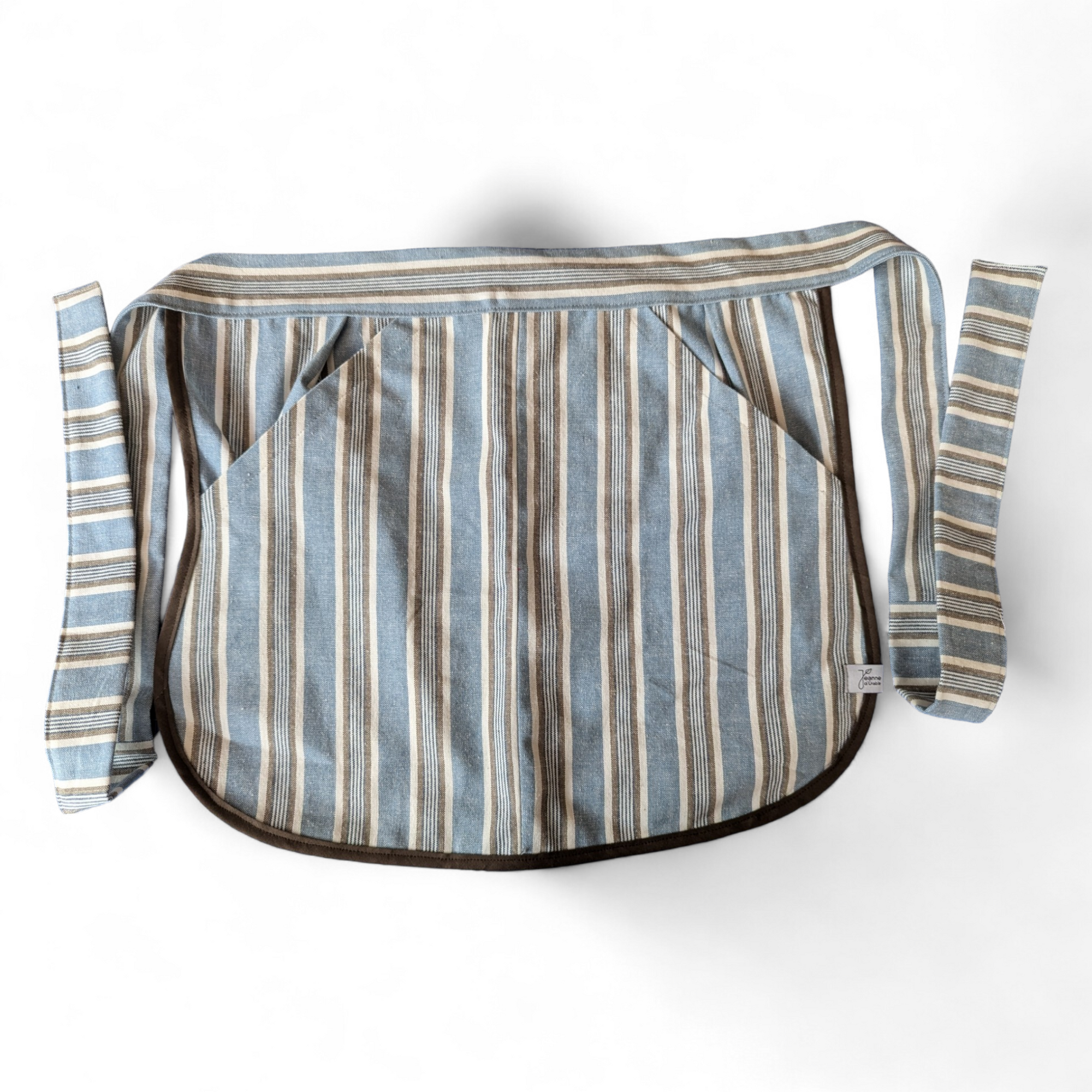 Upcycling-Schürze für Wäscheklammern aus jeansblauem Stoff mit braun-beigen Streifen 