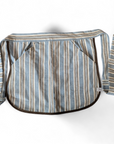 Upcycling-Schürze für Wäscheklammern aus jeansblauem Stoff mit braun-beigen Streifen 