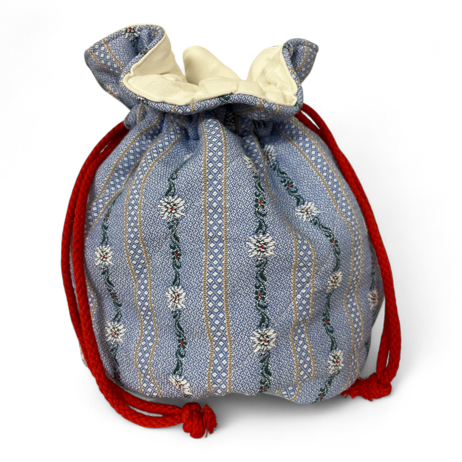 Upcycling-Gschwelltisack aus einem Edelweisshemd mit roten Kordeln