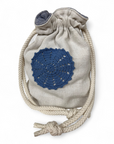 Gschwelltisack aus altem Leinenstoff, dekoriert mit einem blauen, handgehäkelten Deckchen. Innen gefüttert mit blau gemustertem Hemdenstoff.
