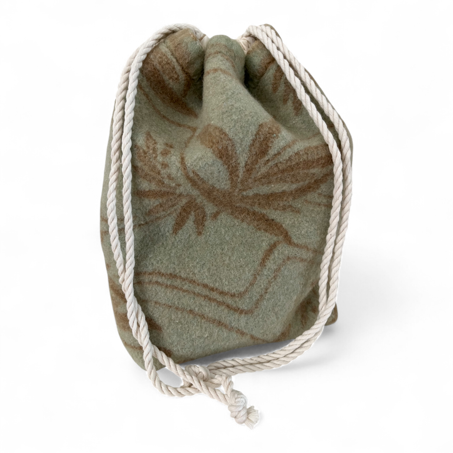Upcycling Beutel für Gschwellti/Pellkartoffeln. Genäht aus einer grün-braunen Wolldecke mit Pflanzen-Motiven. Zugezogen mit hellbeigen Kordeln.