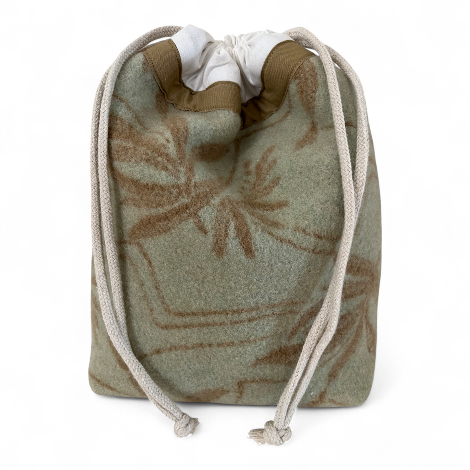 Upcycling Beutel zum servieren von Geschwellti/Pellkartoffeln. Genäht aus einer grün-braunen Wolldecke.