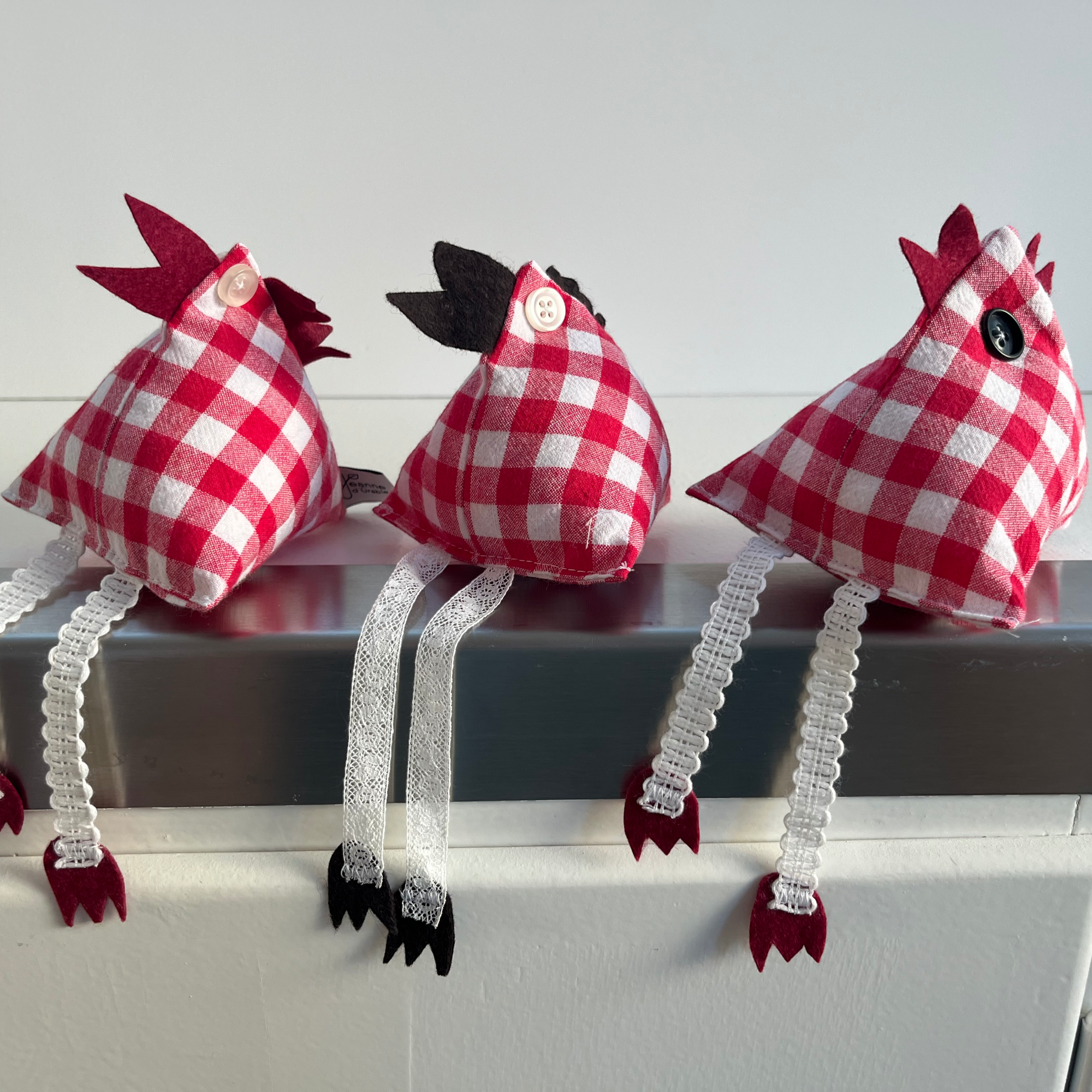 Upcycling-Stoffhühner aus einem rot-weiss karierten Tischtuch genäht