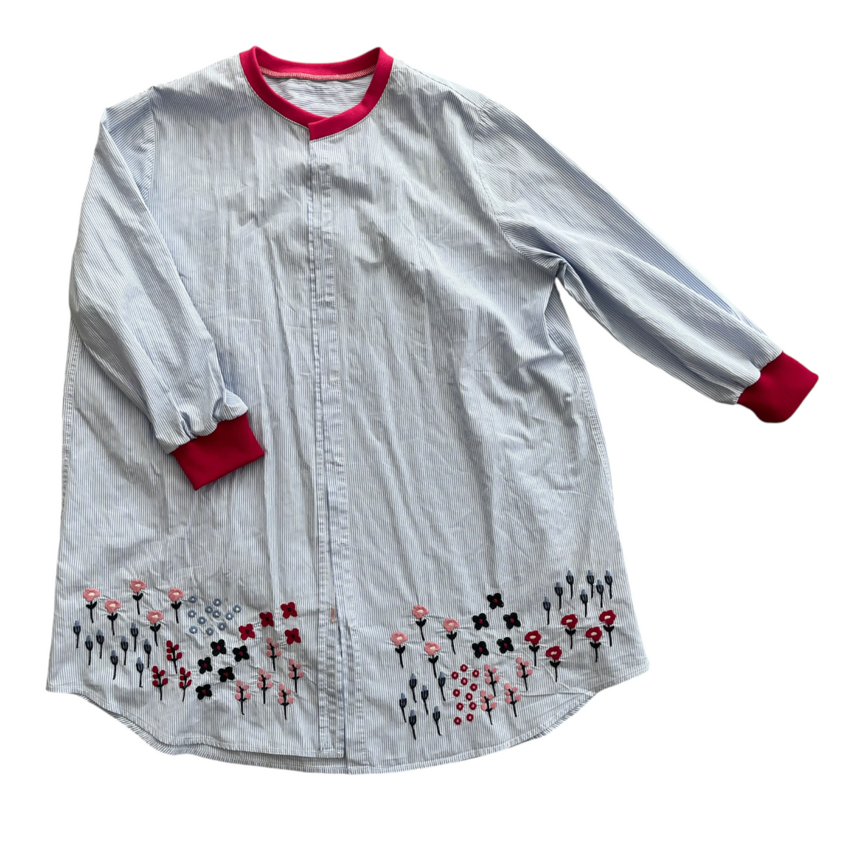 Upcycling Malschürze für Kinder. Genäht aus einer Damenbluse mit aufgestickten Blumen in rosa, pink und blau