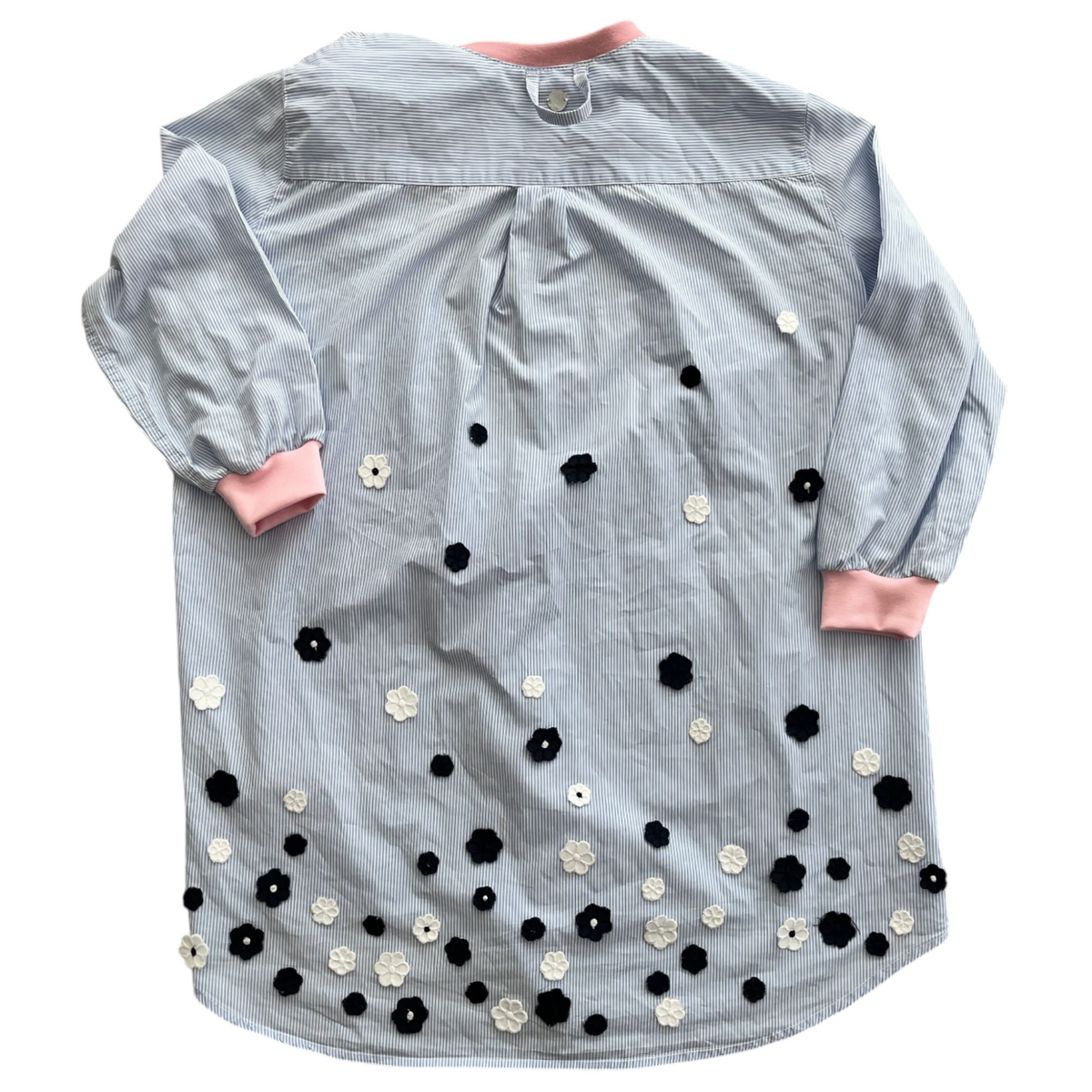 Upcycling Malschürze für Kinder. Genäht aus einer Damenbluse mit aufgenähten Blumen in weiss und dunkelblau 