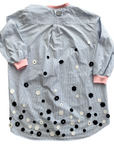 Upcycling Malschürze für Kinder. Genäht aus einer Damenbluse mit aufgenähten Blumen in weiss und dunkelblau 