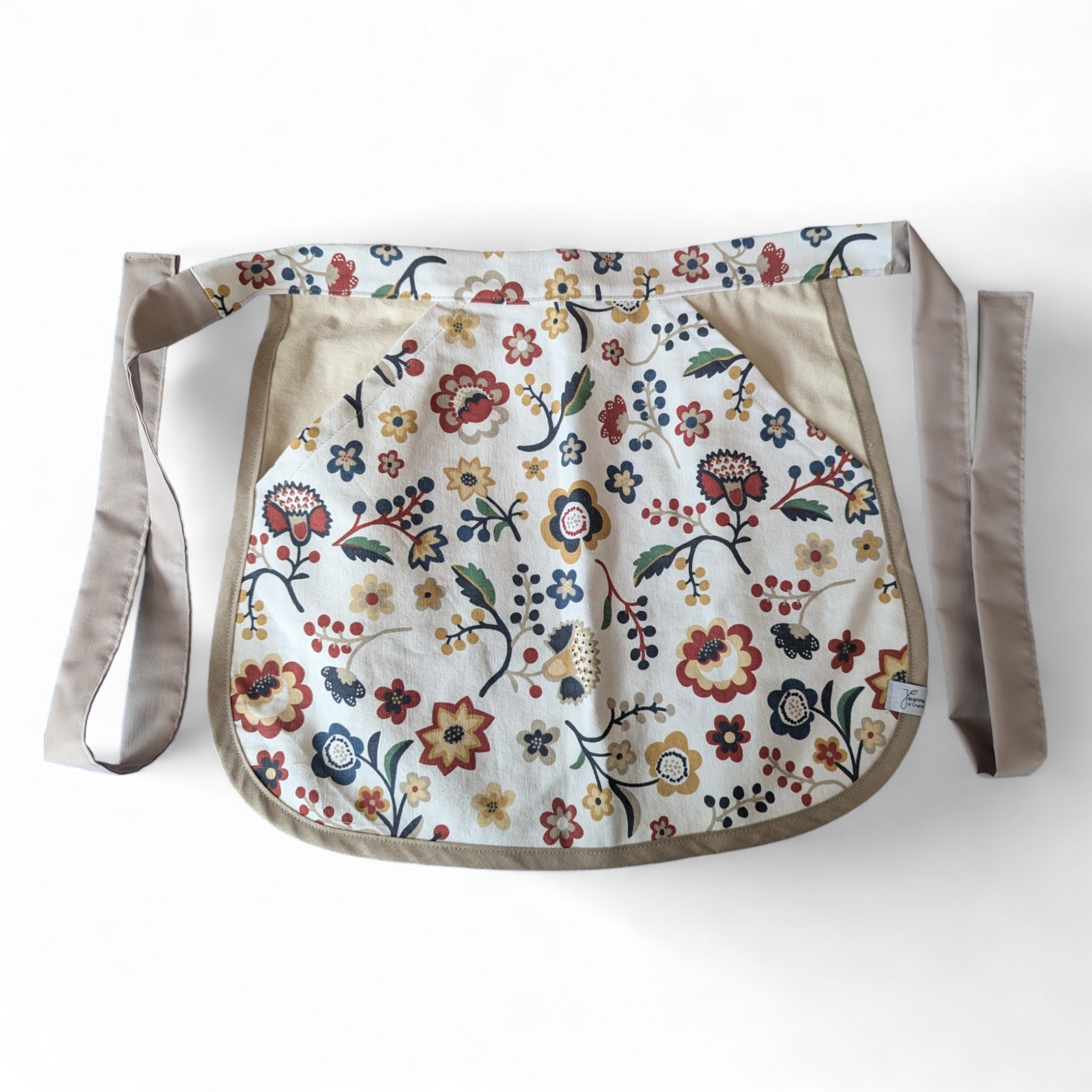Upcycling-Schürze für Wäscheklammern mit Blumen und Beeren auf hellem Grund