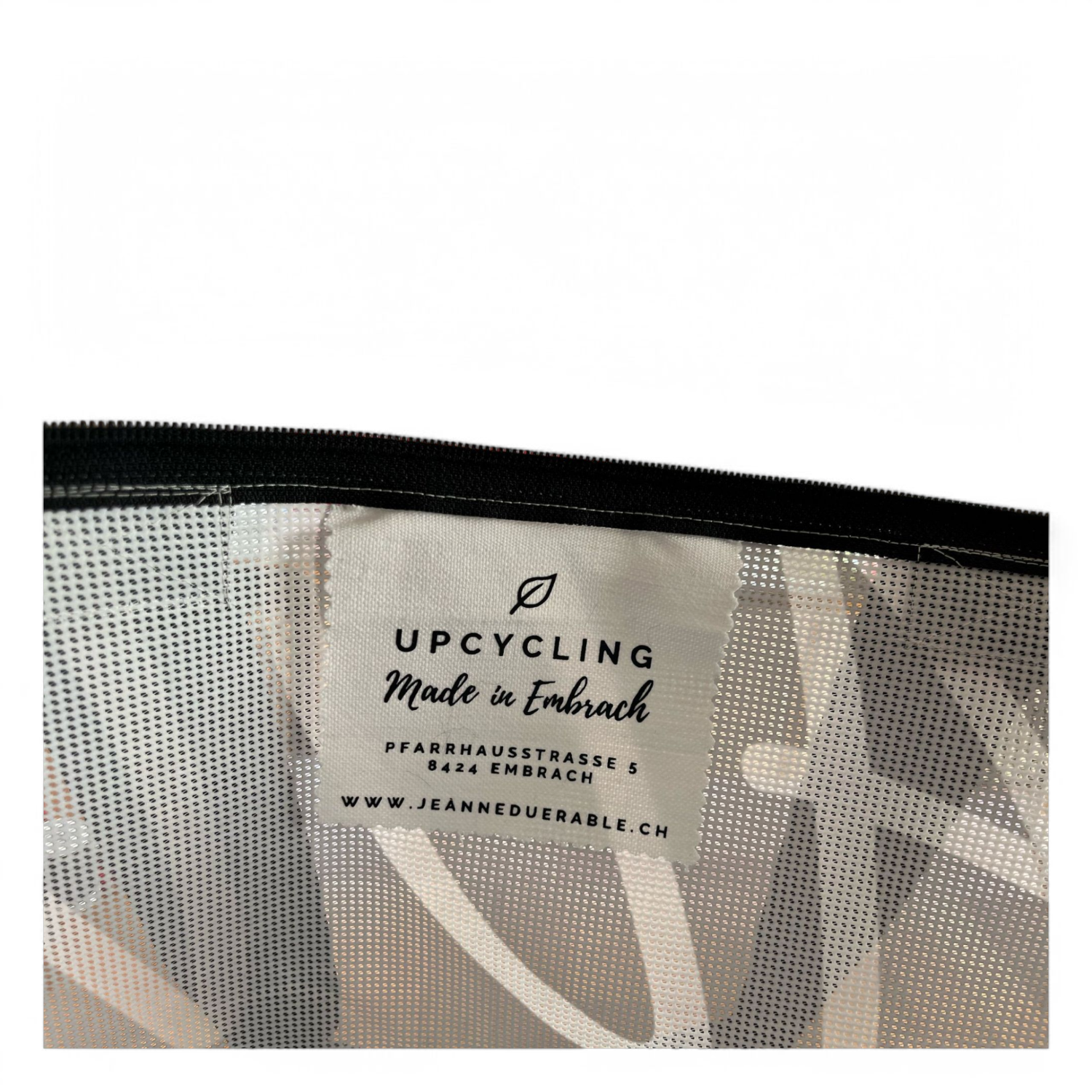 Innenansicht einer Tasche aus Netzblache mit dem Label &quot;Upcycling Made in Embrach&quot;