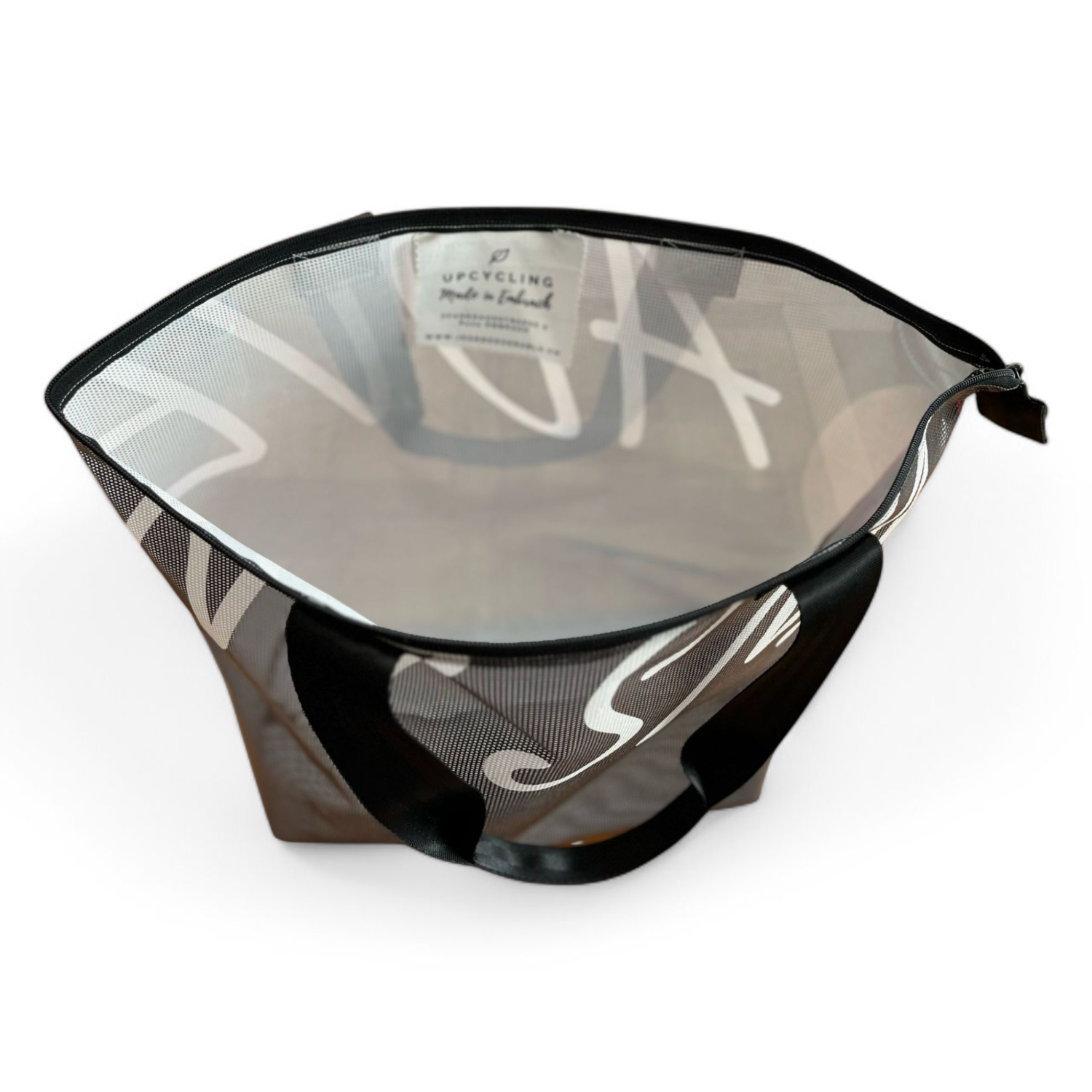 Blick in eine Upcycling-Tasche aus Netzblache