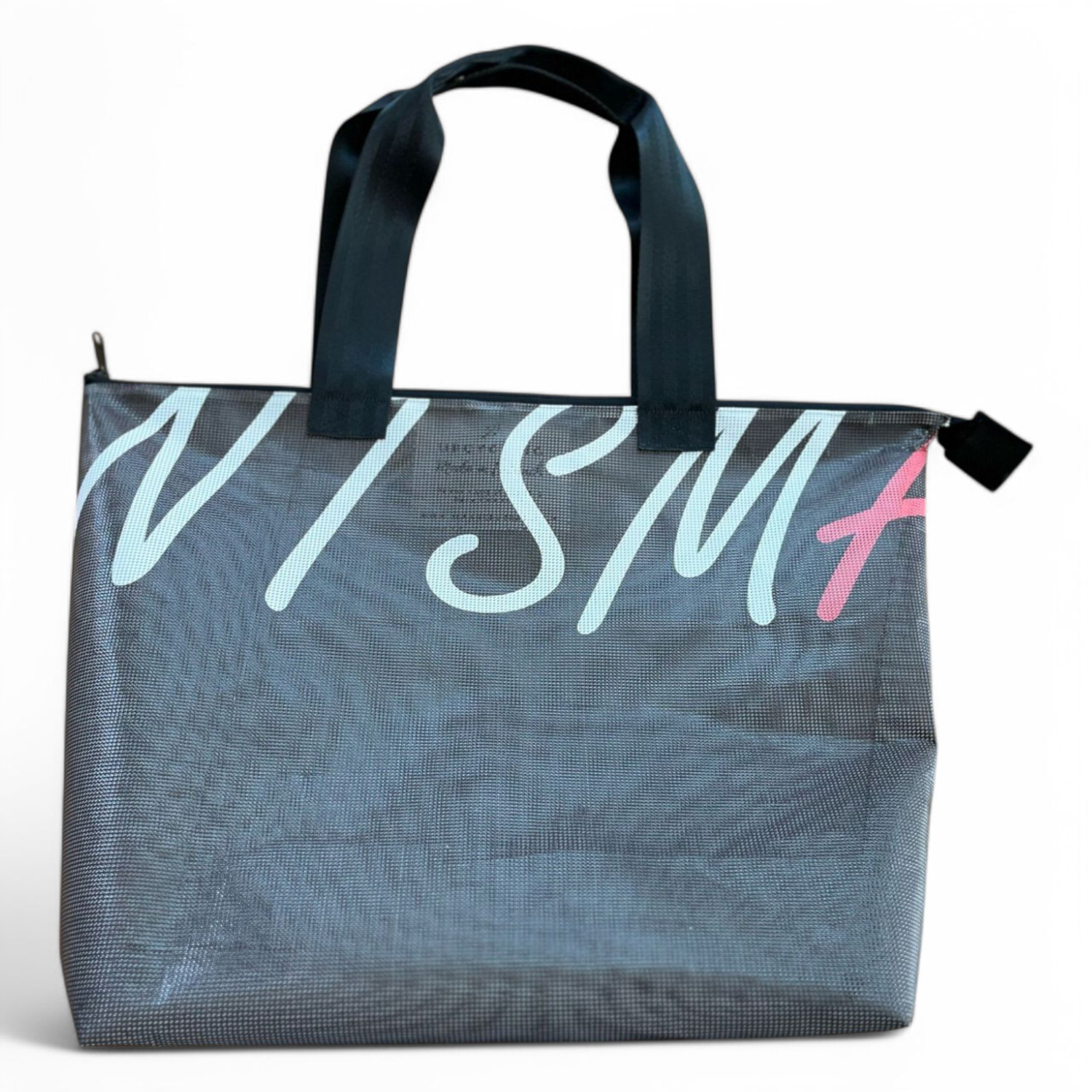 Upcycling Schultertasche aus Netzblache in braun mit Ausschnitt aus einem Schriftzug