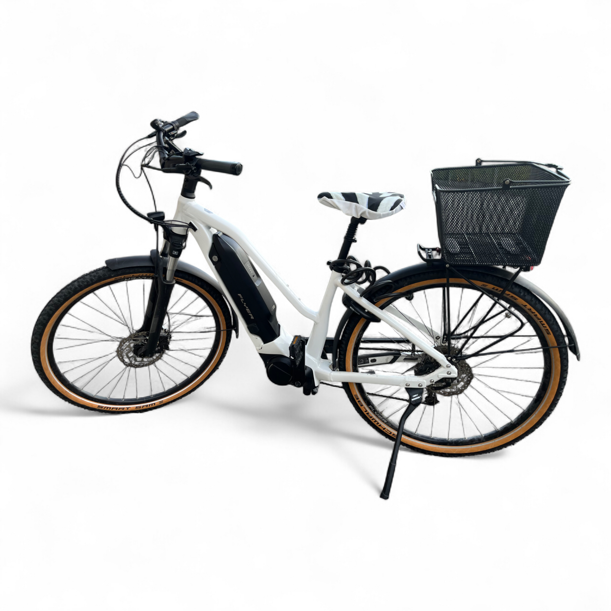 weisses Elektrofahrrad mit einem Velosattelbezug mit Zebramuster
