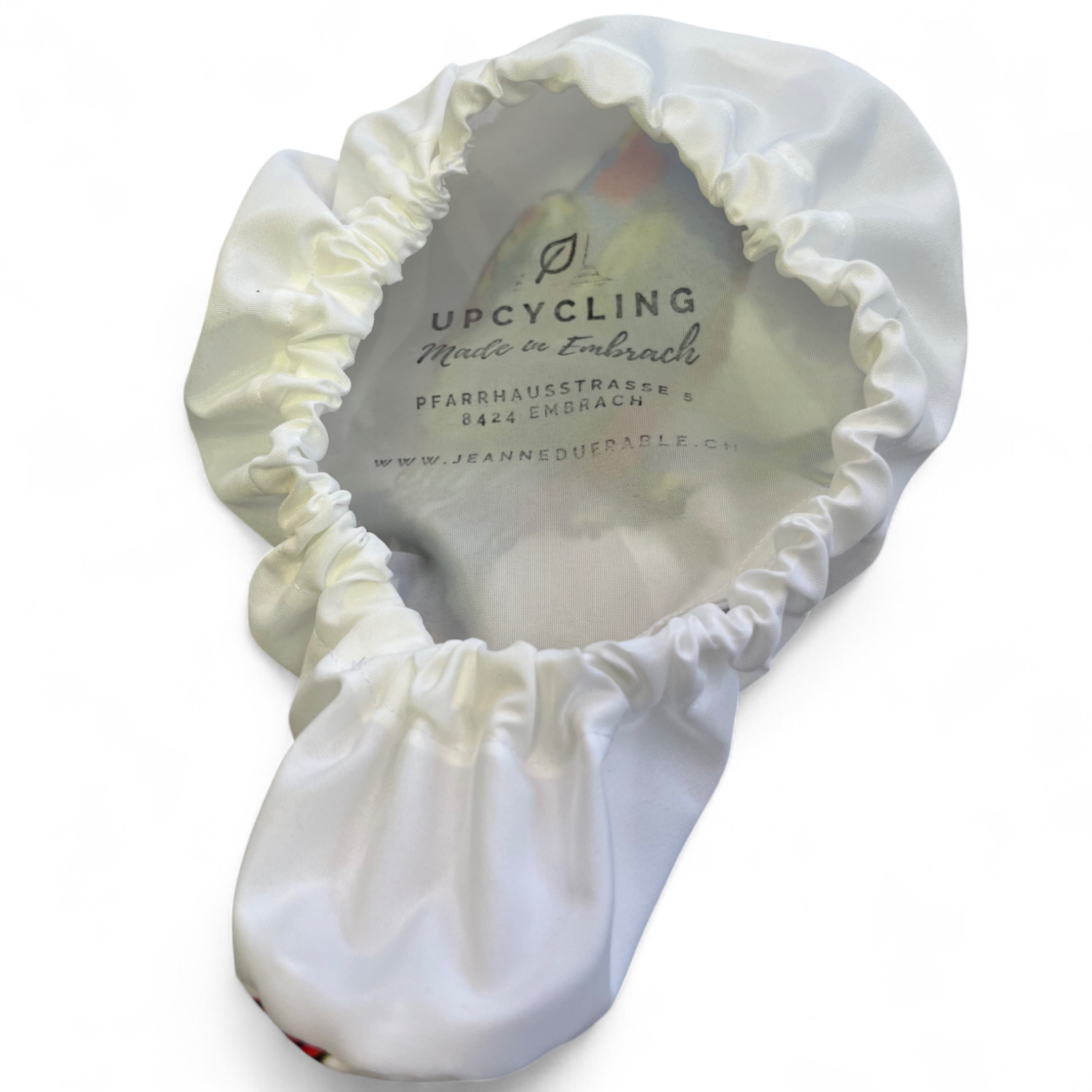 Innenansicht eines Fahrradsattelbezuges aus upcycling Duschvorhang. Man sieht den Gummizug welcher eine schnelle Montage erlaubt