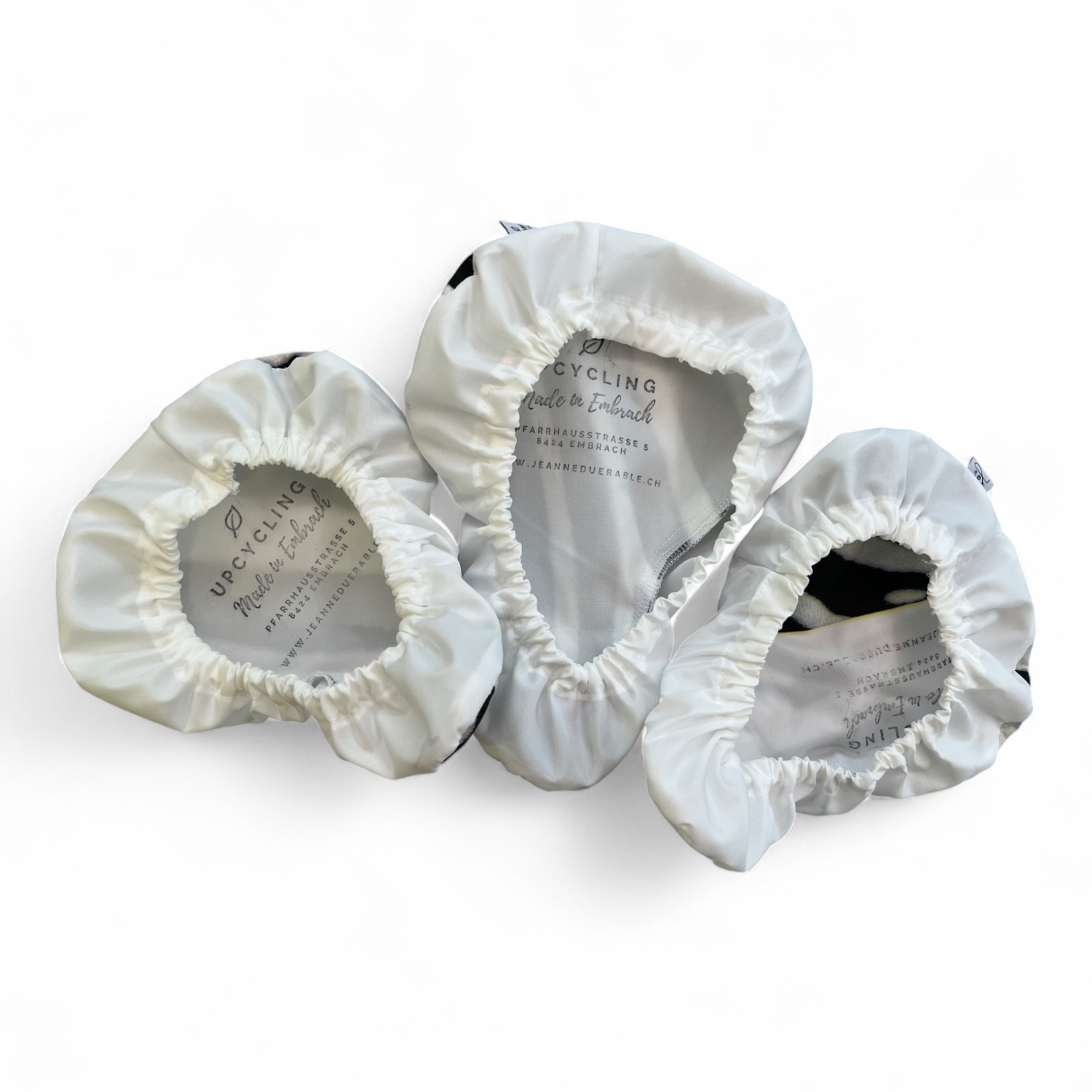 Drei Fahrradsattelbezüge aus upcycling Duschvorhang. Man sieht die Innenseite