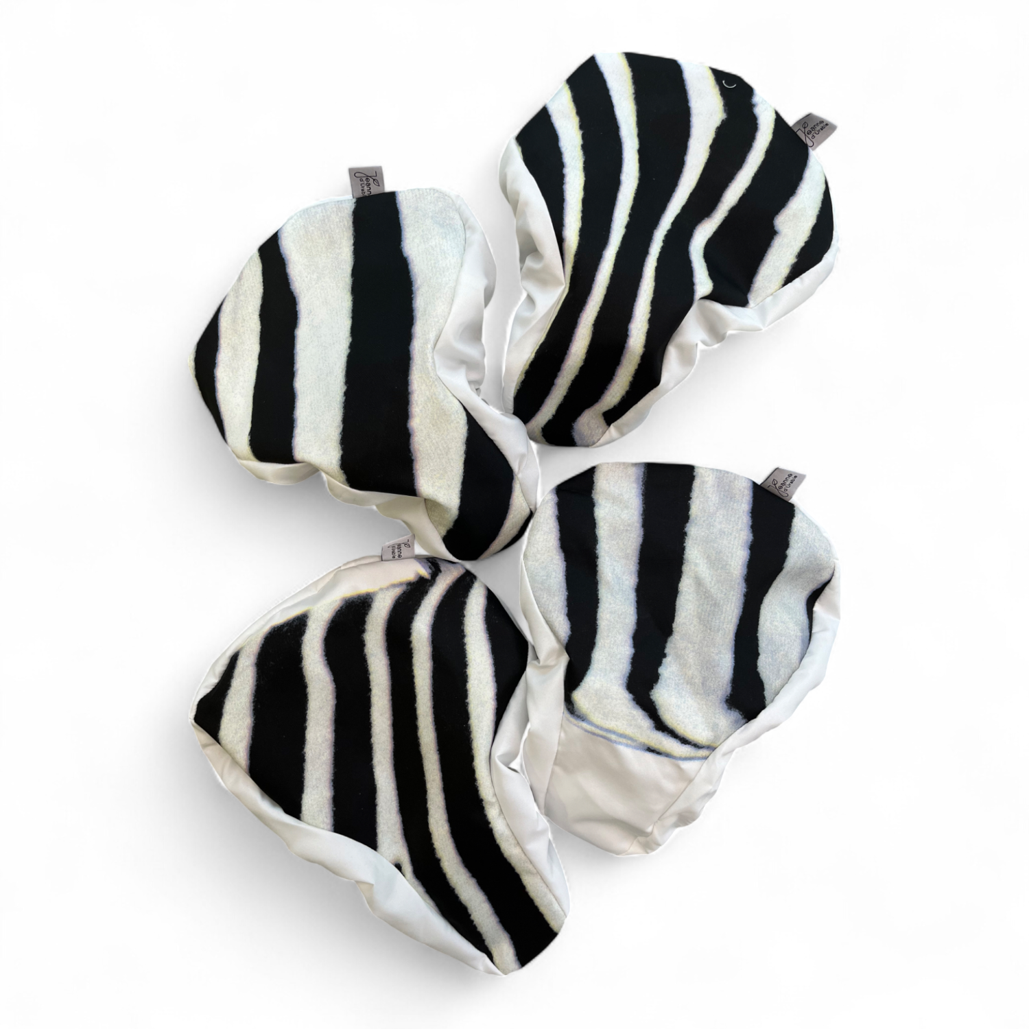 Vier Fahrradsattelbezüge aus upcycling Duschvorhang mit Zebrastreifen-Motiven