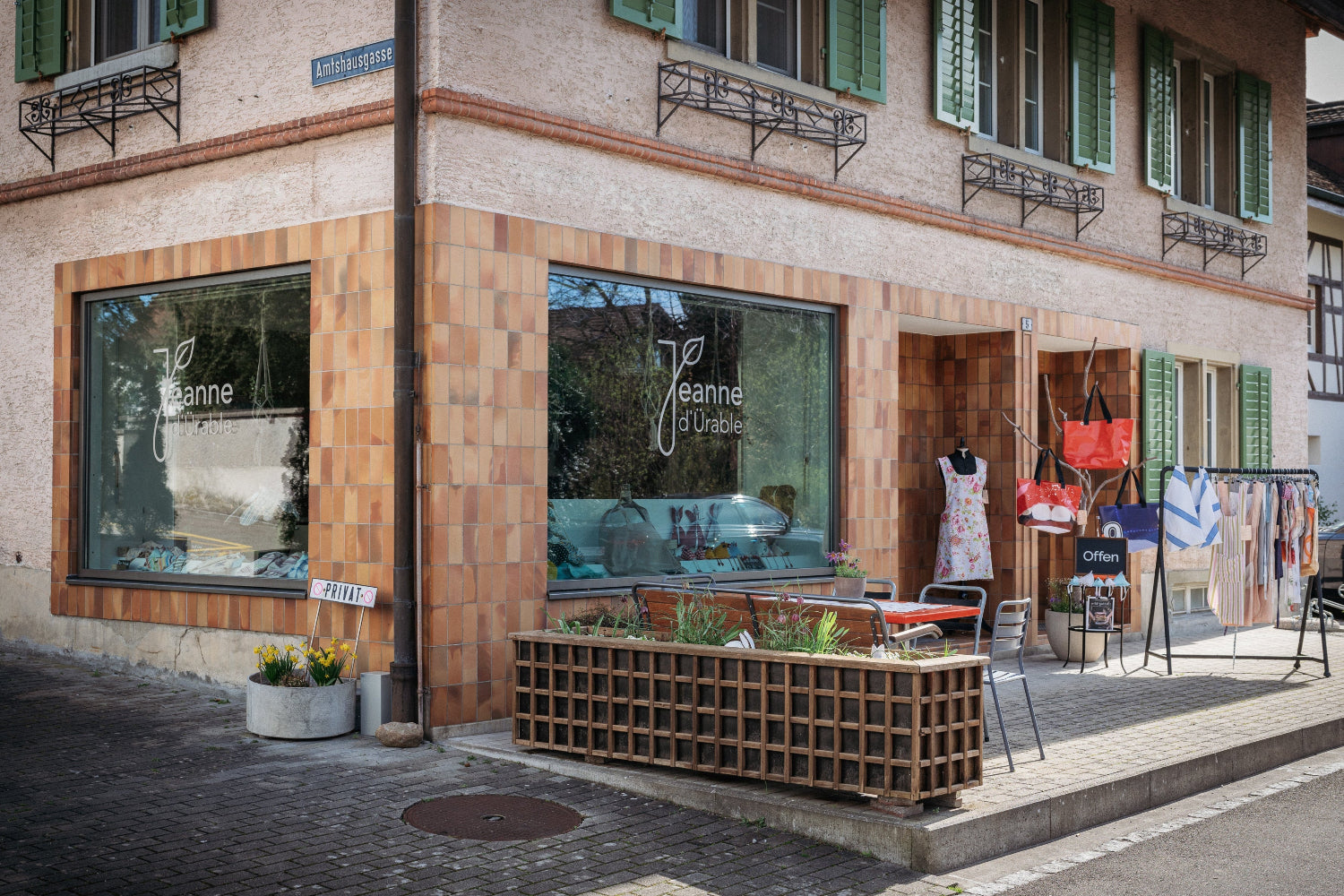 Aussenansicht des Verkaufsladens von Jeanne d'Ürable an der Pfarrhausstrasse 5 in Embrach